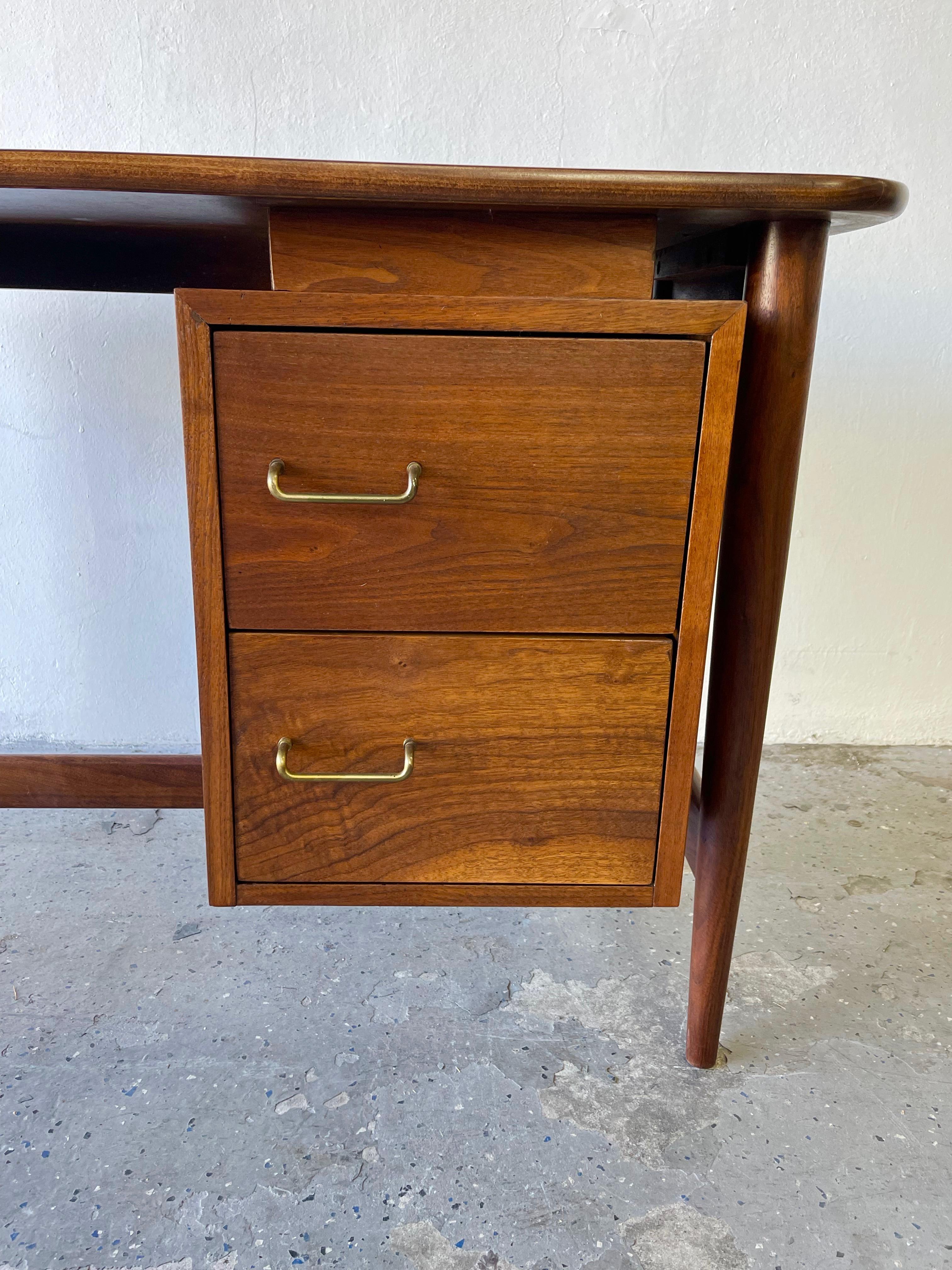 Mid-Century Modern American of Martinsville Dania Desk & Chair by Merton Gershun 4