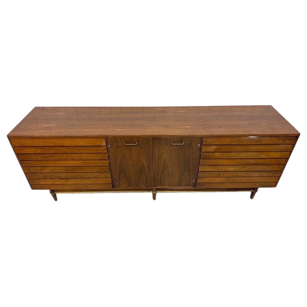 Comò in noce di metà secolo American of Martinsville Dania in vendita