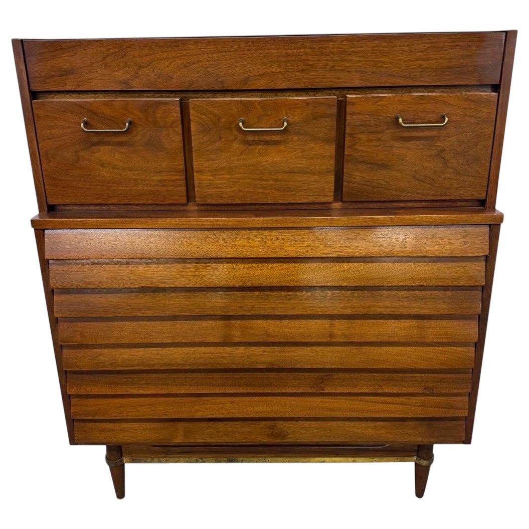 Pecho alto de nogal American of Martinsville Dania, moderno de mediados de siglo en venta