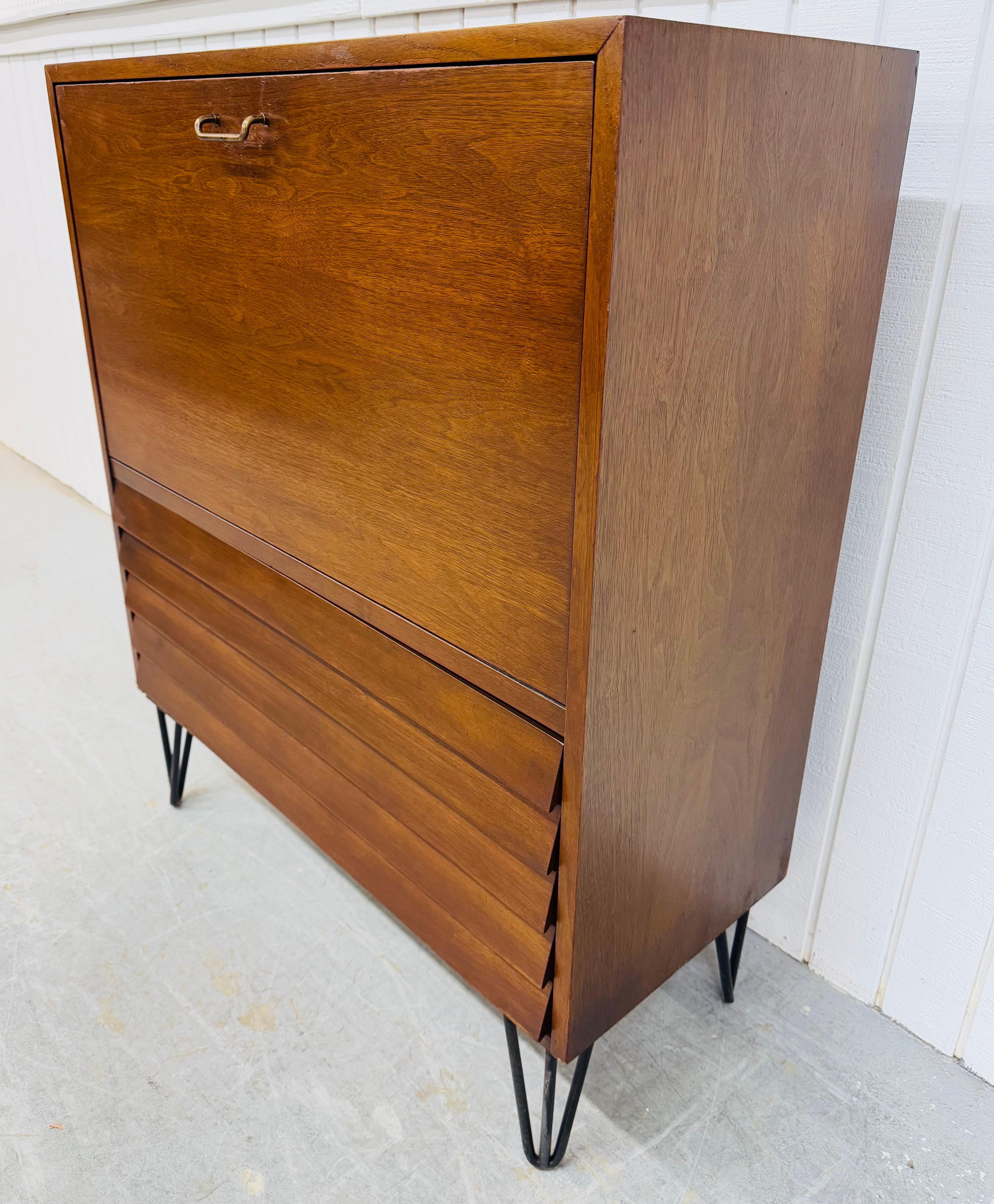 Mid-Century Modern American of Martinsville Dania Nussbaum Storage Cabinet (Moderne der Mitte des Jahrhunderts) im Angebot