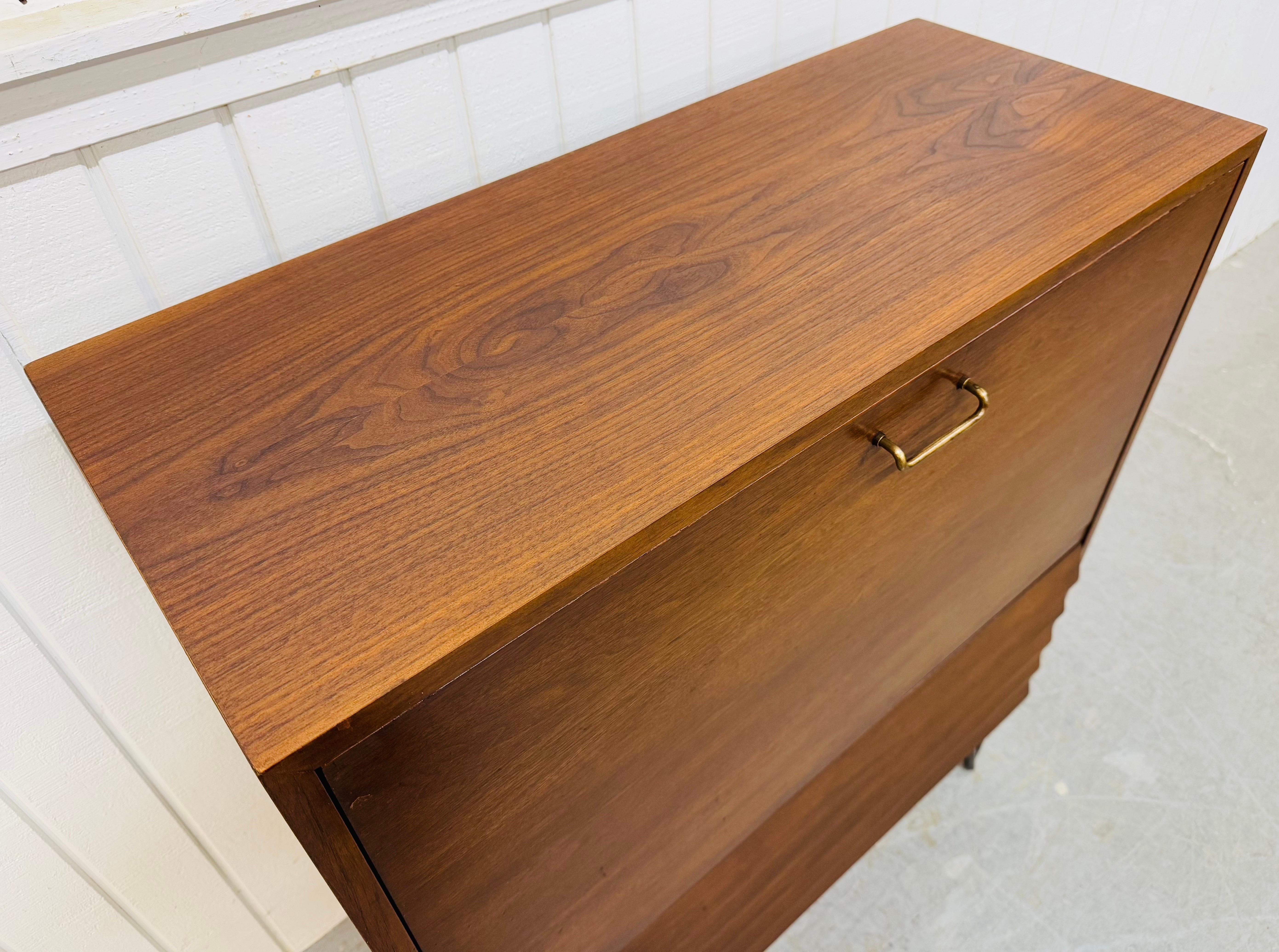 Mid-Century Modern American of Martinsville Dania Nussbaum Storage Cabinet (amerikanisch) im Angebot