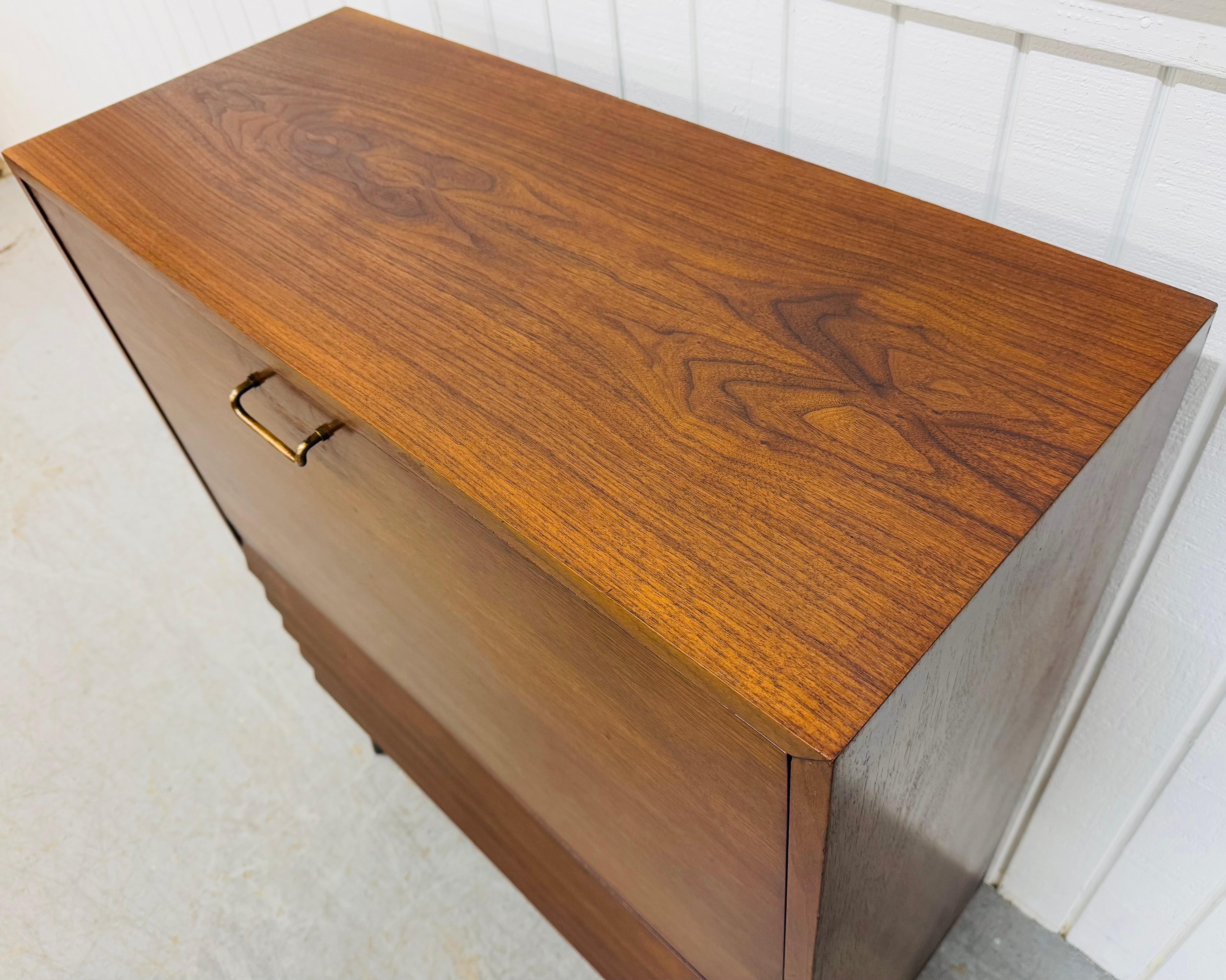 Mid-Century Modern American of Martinsville Dania Nussbaum Storage Cabinet im Zustand „Gut“ im Angebot in Clarksboro, NJ