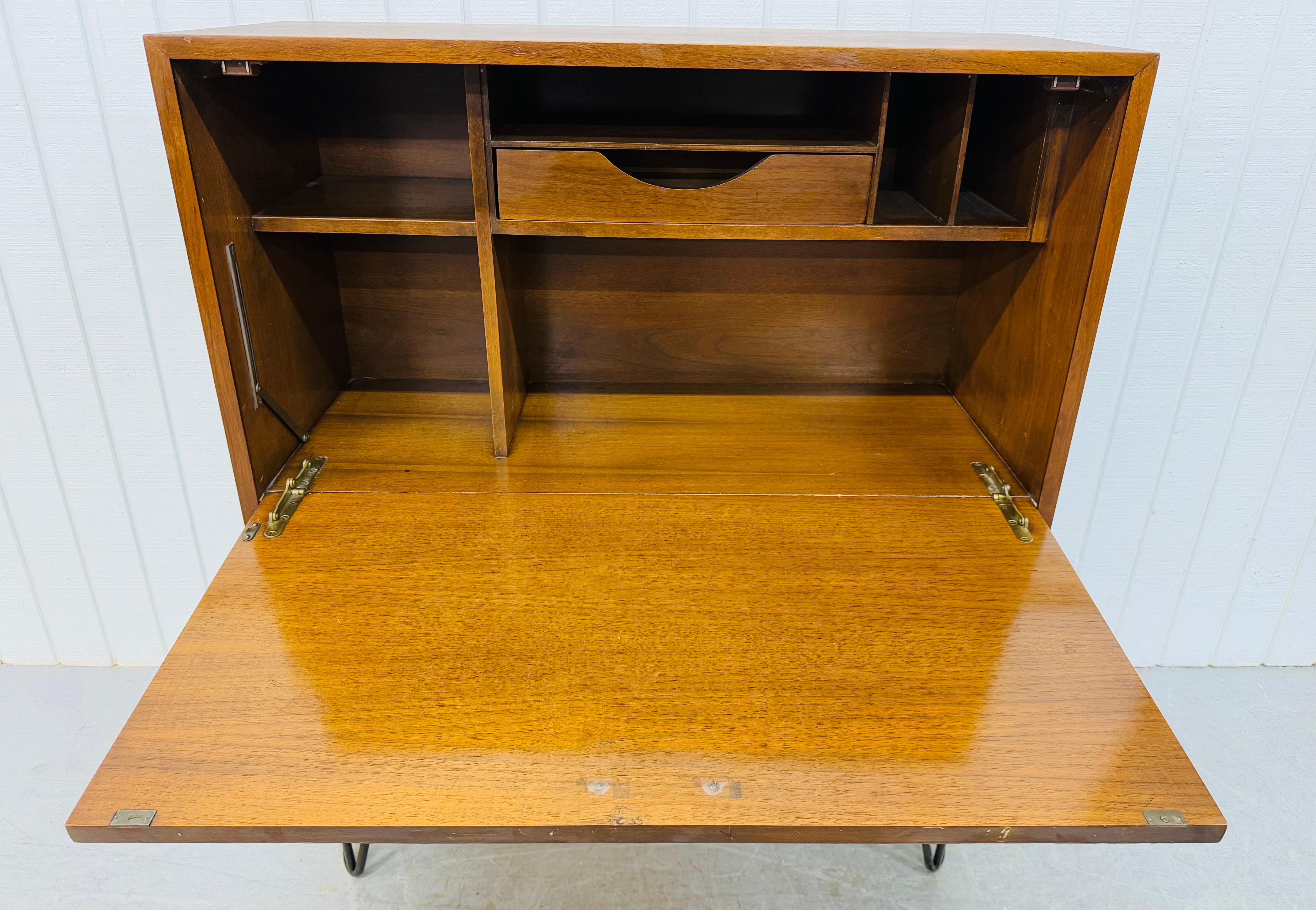 Mid-Century Modern American of Martinsville Dania Nussbaum Storage Cabinet (20. Jahrhundert) im Angebot