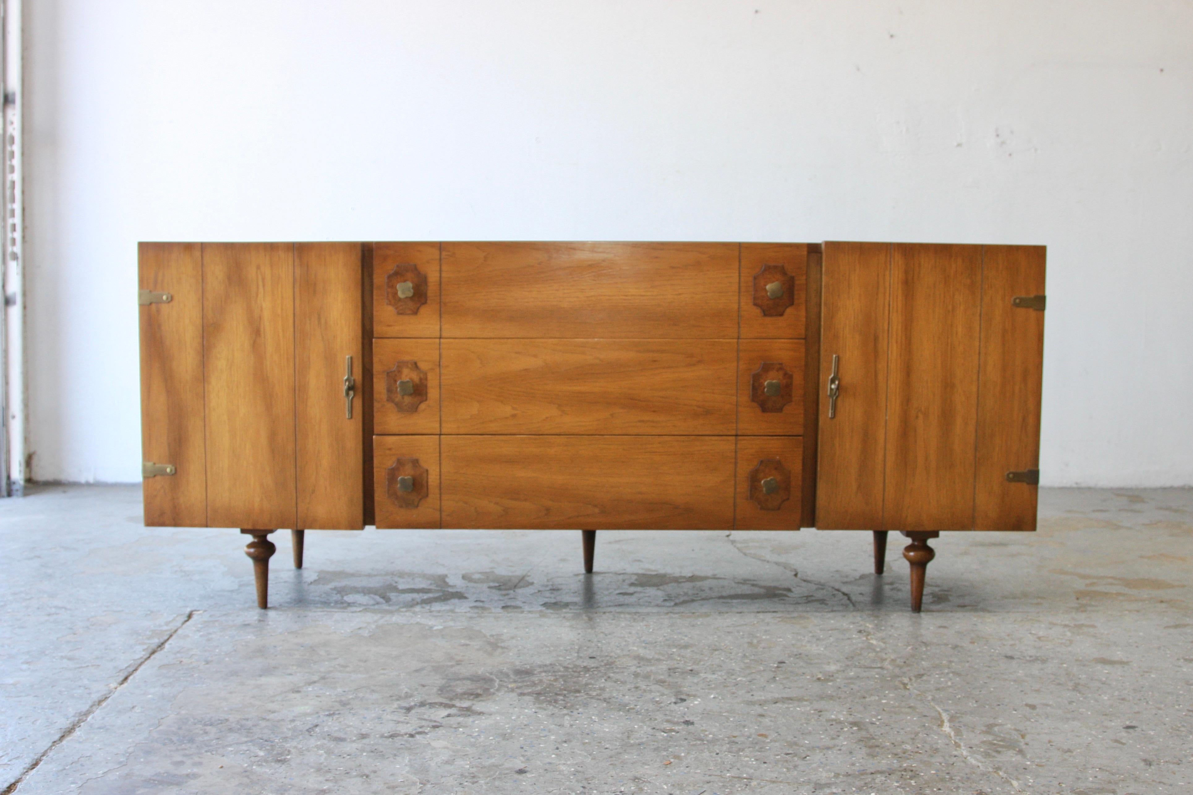 Crédence/commode unique de style moderne du milieu du siècle d'American of Martinsville

Nous vous présentons une superbe et unique crédence américaine du milieu du siècle de Martinsville avec neuf tiroirs, offrant un vaste espace de rangement pour
