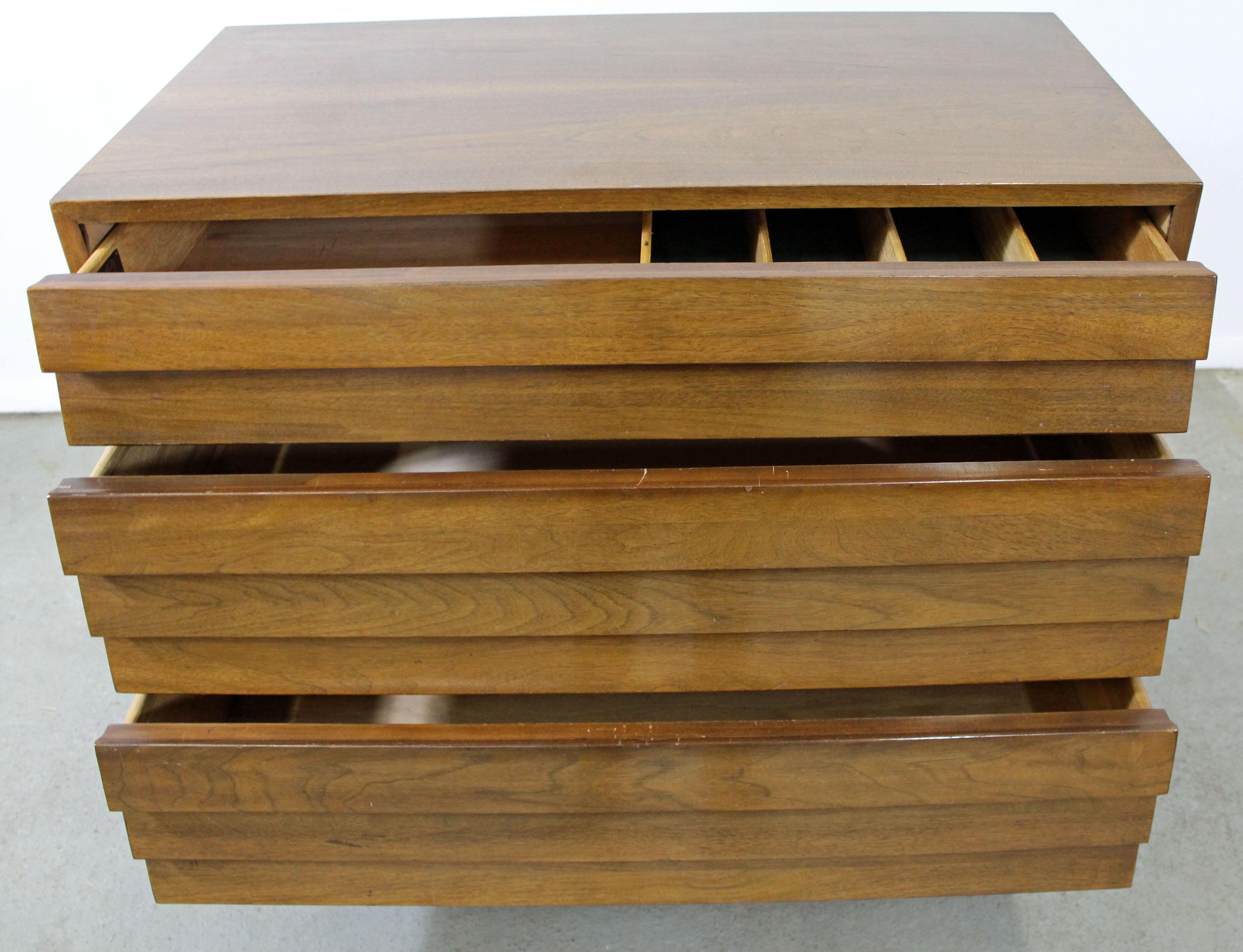 Mid-Century Modern American of Martinsville Merton Gershun Louvre Bachelor Chest In Good Condition In Wilmington, DE