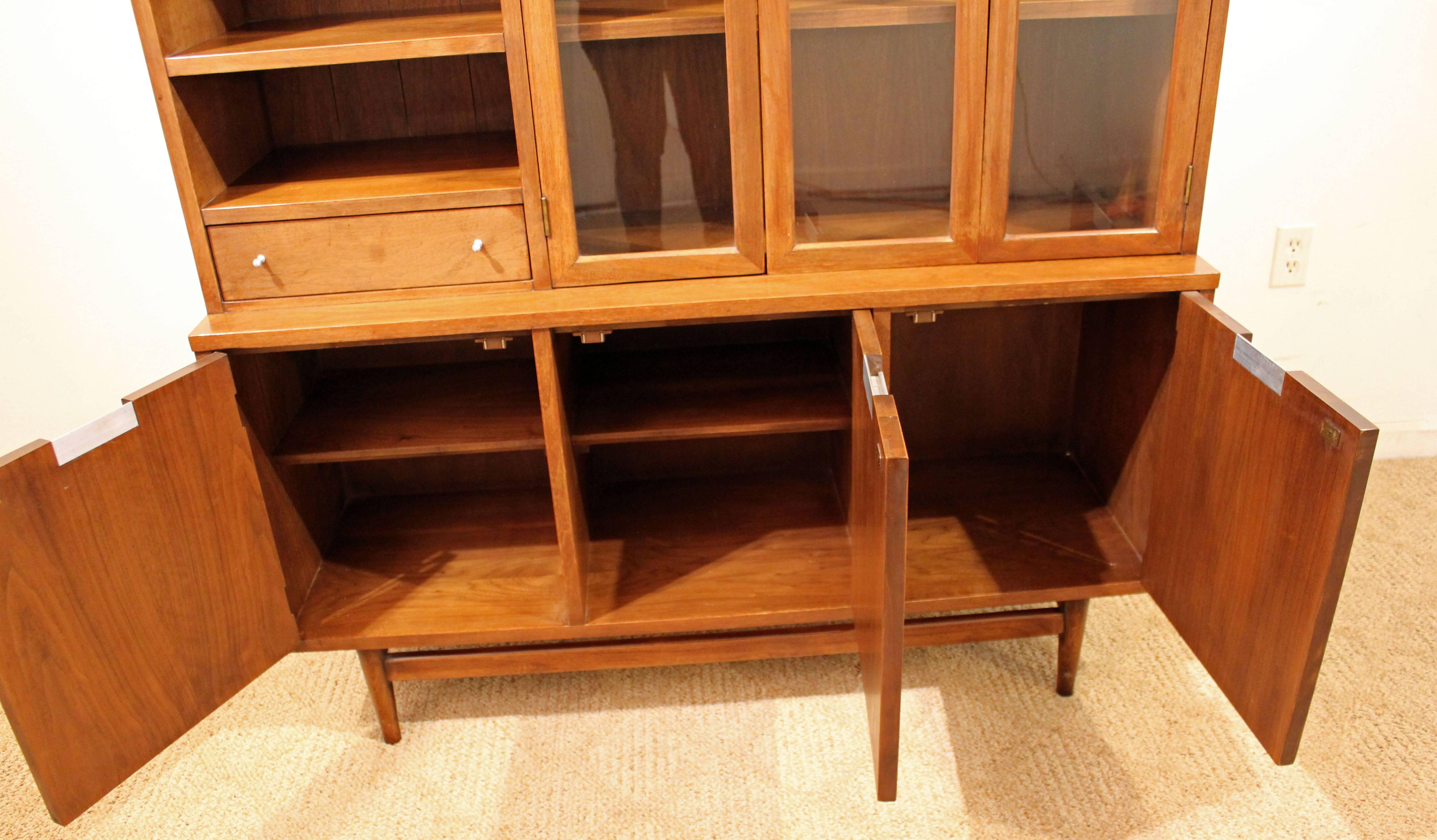 Mid-Century Modern American of Martinsville Walnut China Cabinet In Excellent Condition In Wilmington, DE