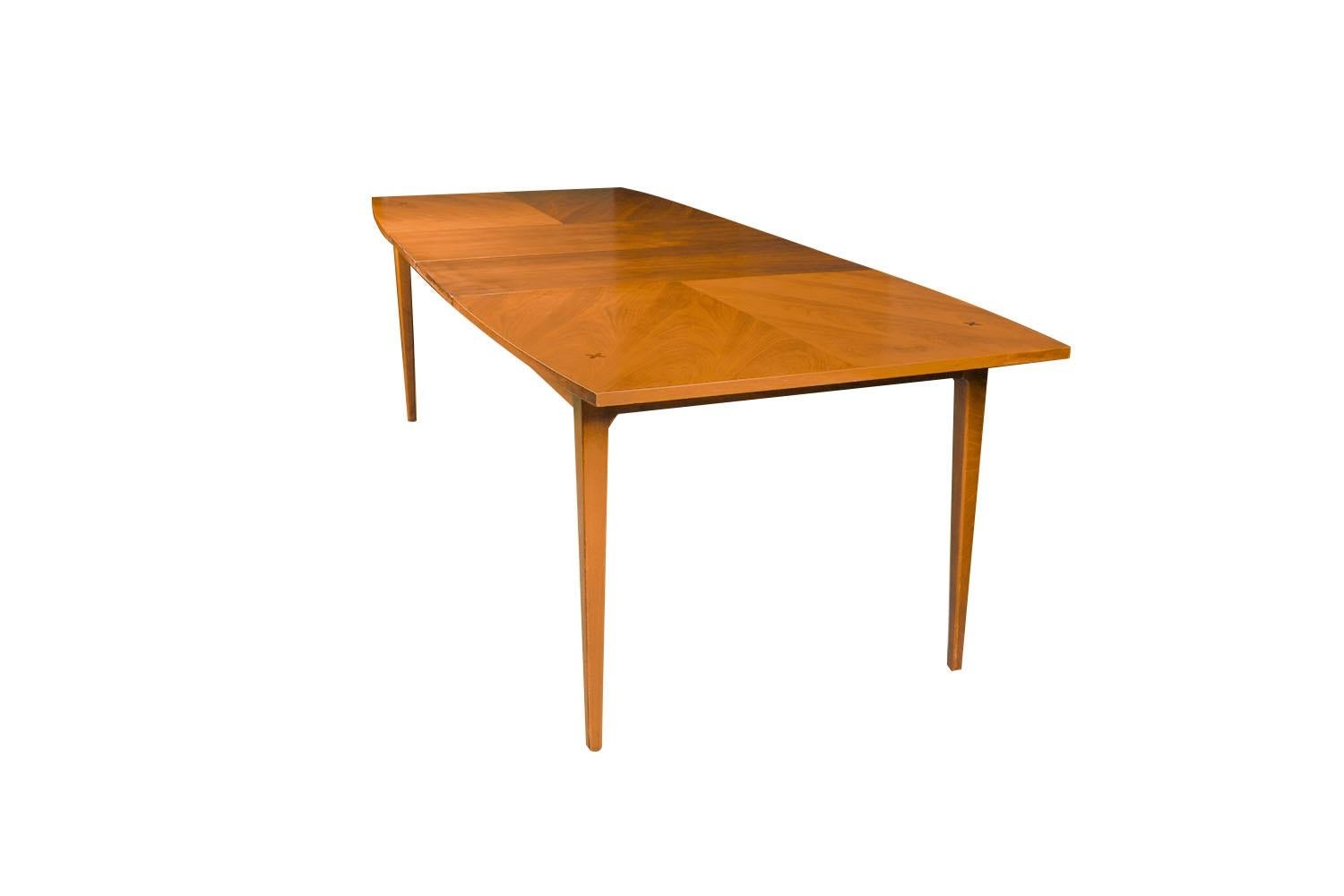 Mid-Century Modern Table de salle à manger américaine de Martinsville en noyer, moderne du milieu du siècle dernier en vente