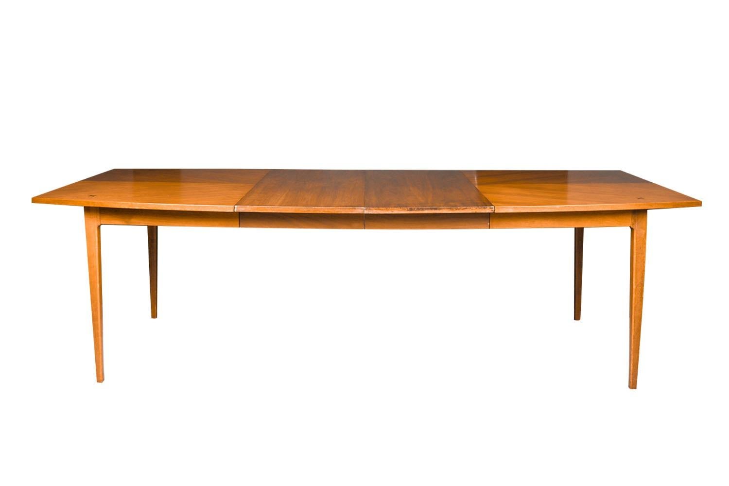 Mid-Century Modern American of Martinsville Walnut Dining Table In Good Condition For Sale In Baltimore, MD