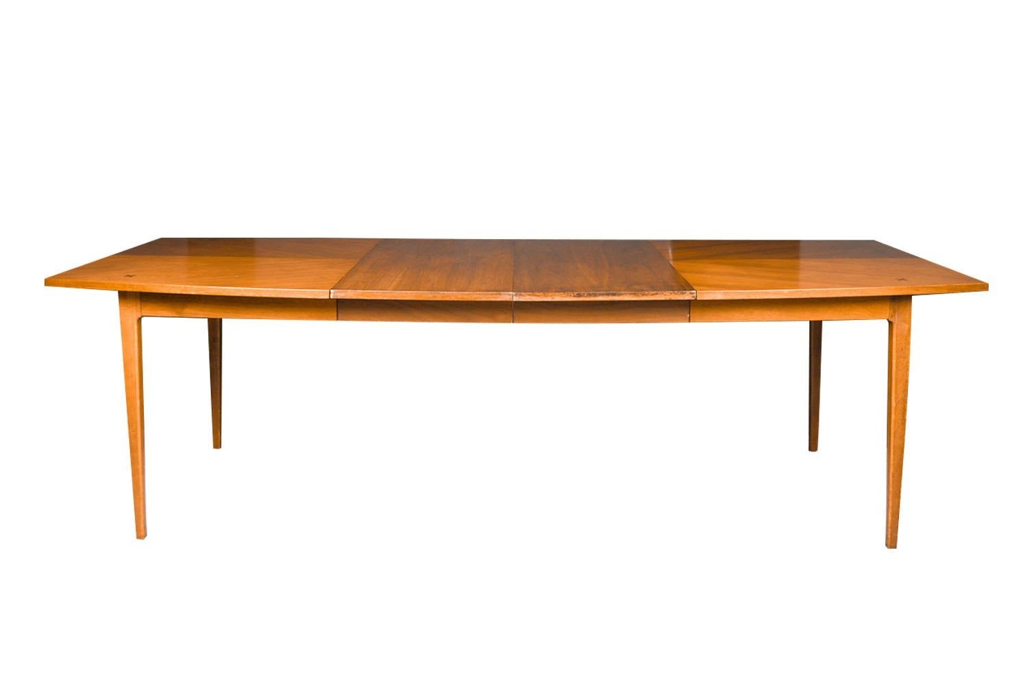 Table de salle à manger américaine de Martinsville en noyer, moderne du milieu du siècle dernier Bon état - En vente à Baltimore, MD