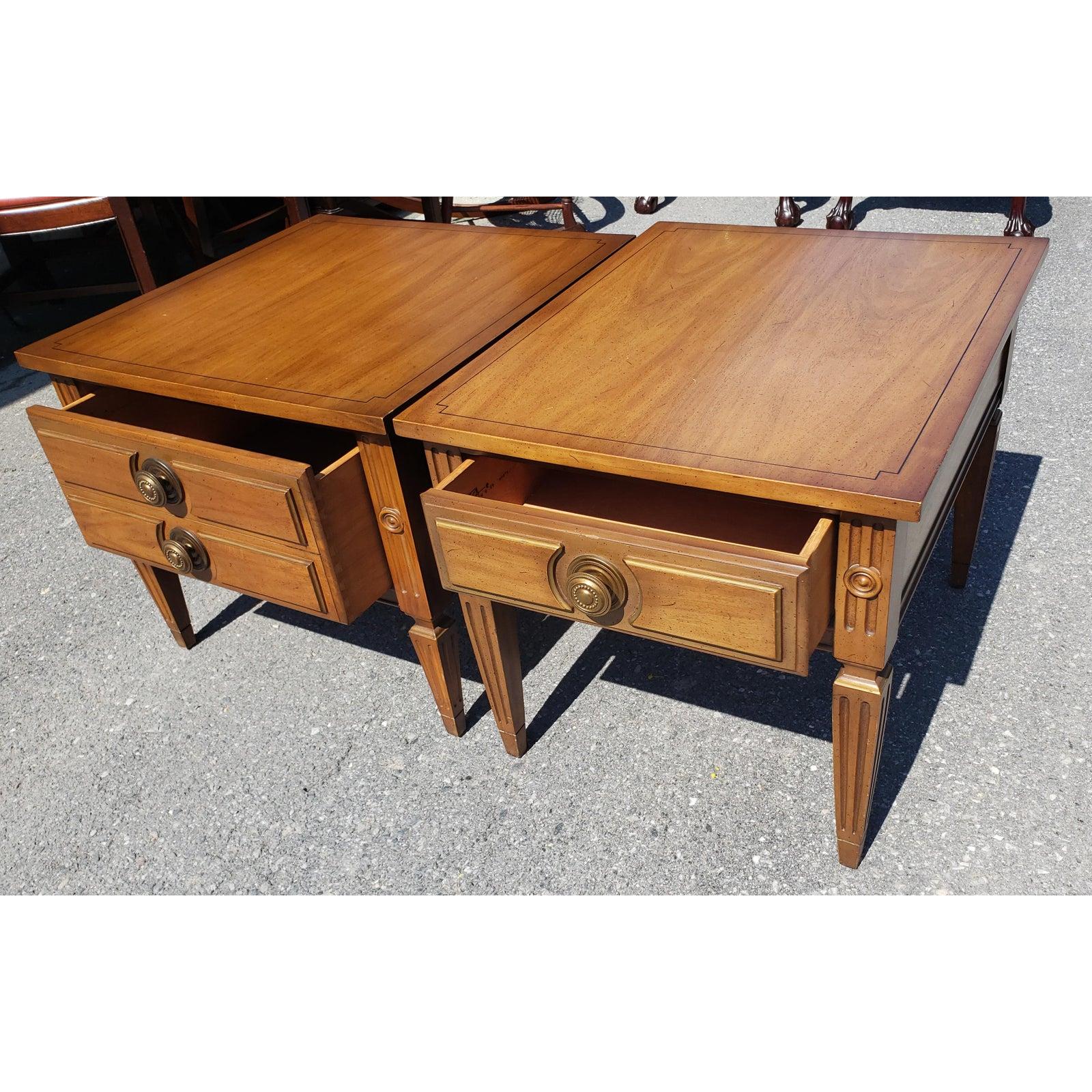 Mid-Century Modern Paire de tables d'appoint en noyer American of Martinsville, modernité du milieu du siècle dernier en vente