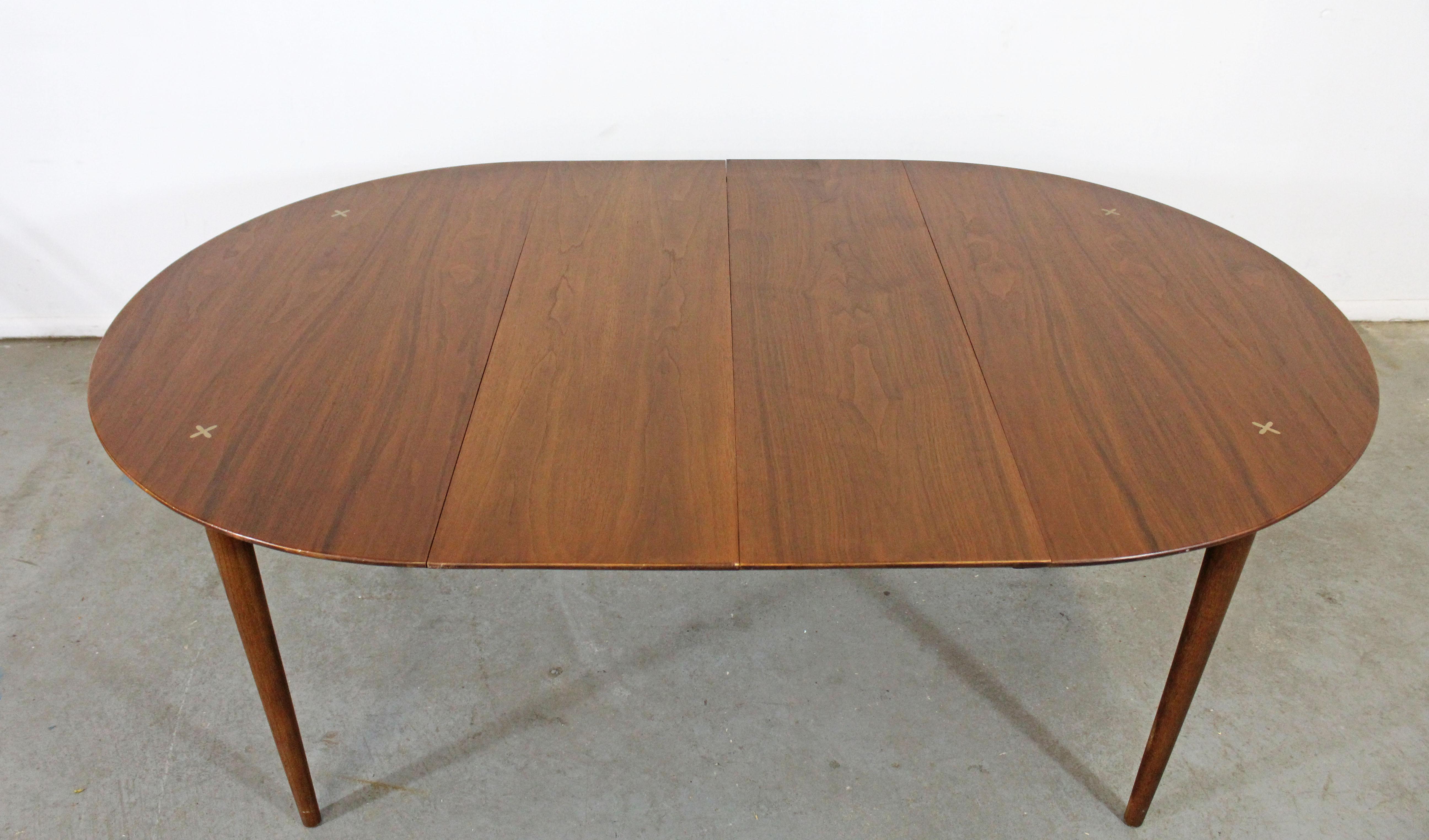 Mid-Century Modern American of Martinsville Walnut Extendable Dining Table In Good Condition In Wilmington, DE