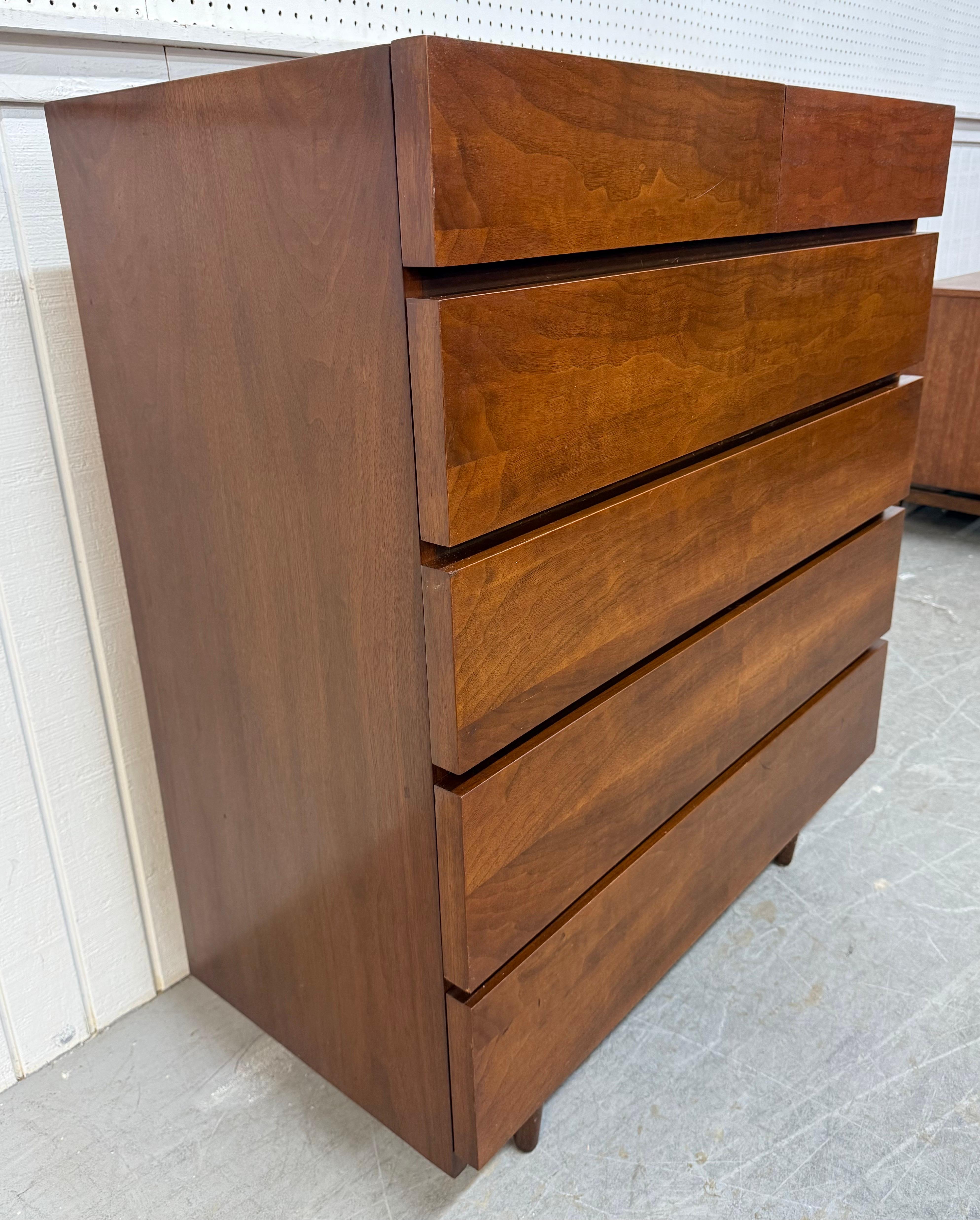 Questo annuncio si riferisce a una cassapanca in legno di noce di American of Martinsville. Il design è lineare, i cassetti sono sei, le gambe sono moderne e la finitura è in noce. Questa è un'eccezionale combinazione di qualità e design MCM di