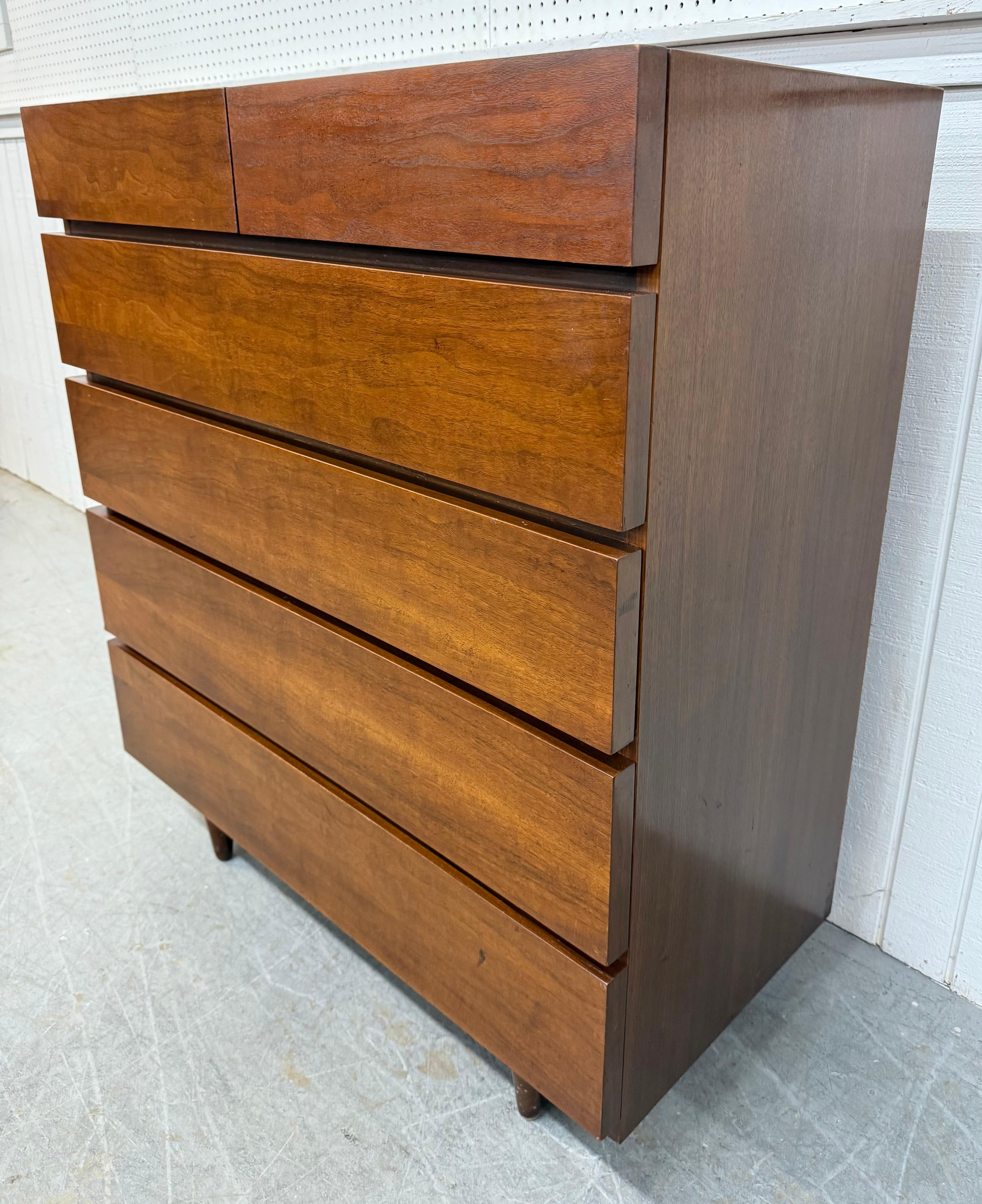 Mid-Century moderno Cassapanca in legno di noce American of Martinsville, moderna e di metà secolo in vendita