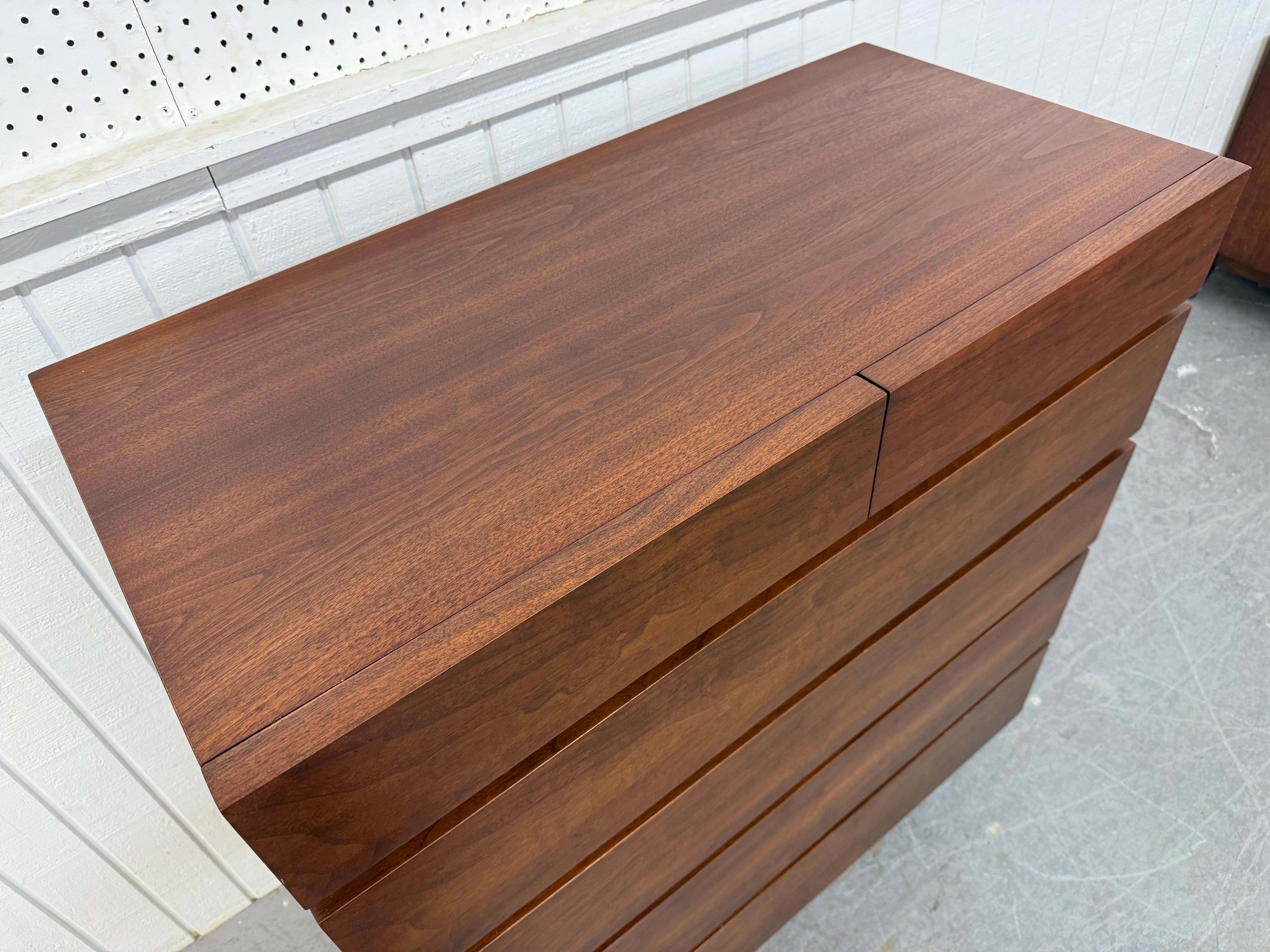 Americano Cassapanca in legno di noce American of Martinsville, moderna e di metà secolo in vendita