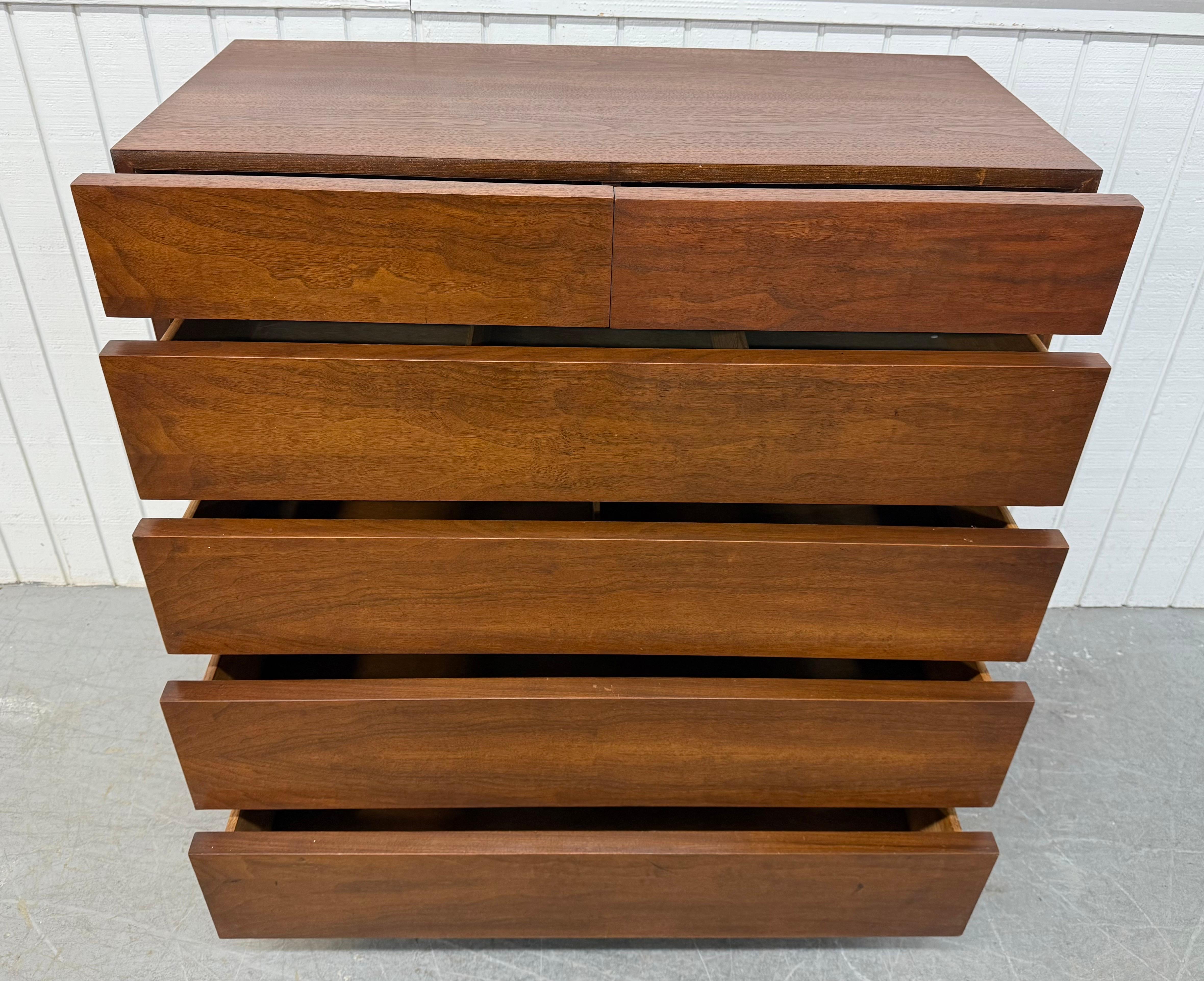 XX secolo Cassapanca in legno di noce American of Martinsville, moderna e di metà secolo in vendita