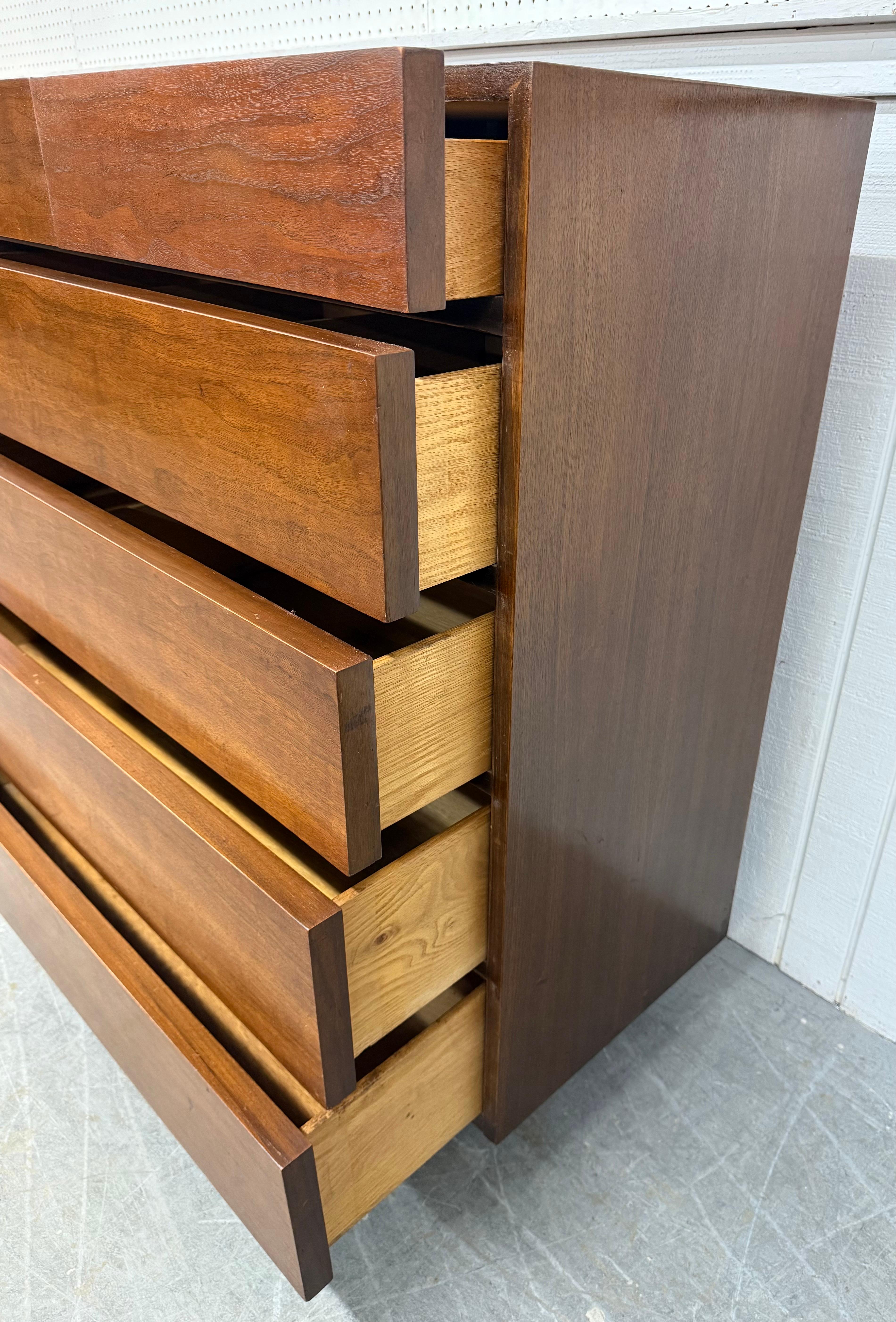 Legno Cassapanca in legno di noce American of Martinsville, moderna e di metà secolo in vendita