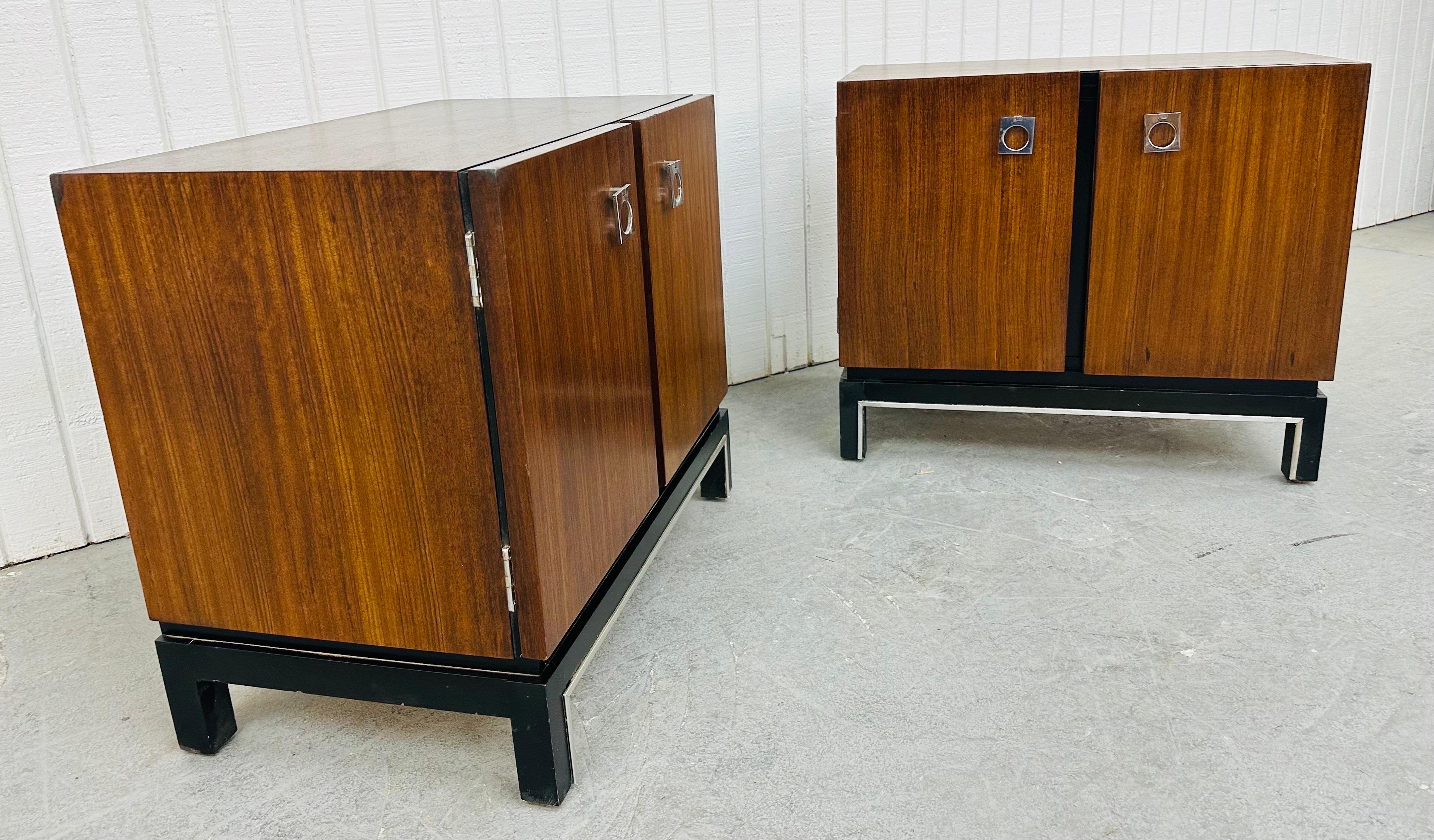 Mid-Century Modern American of Martinsville Walnut Nightstands - Set of 2 In Good Condition For Sale In Clarksboro, NJ