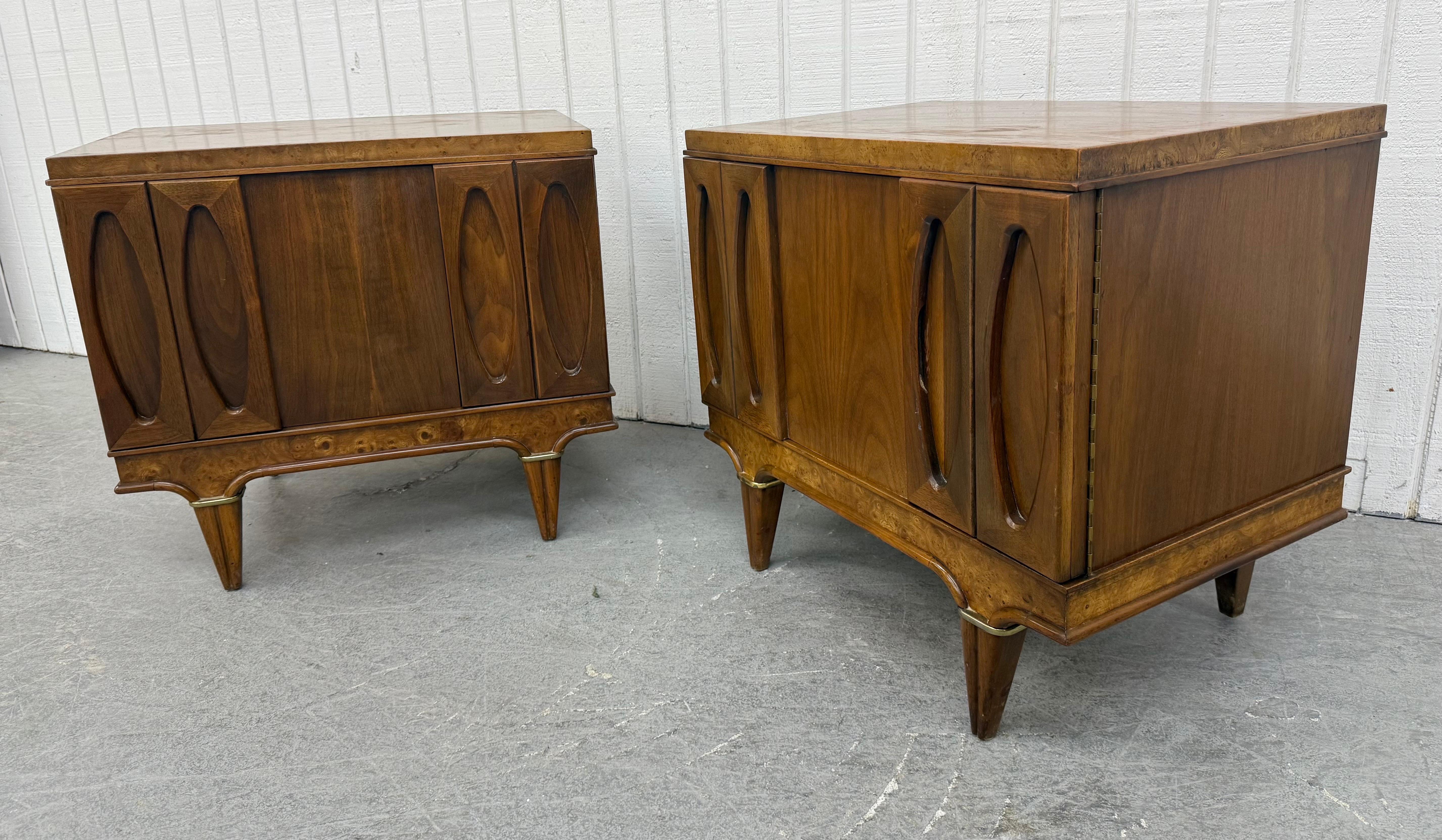 Mid-Century Modern American of Martinsville Walnut Nightstands - Set of 2 In Good Condition For Sale In Clarksboro, NJ