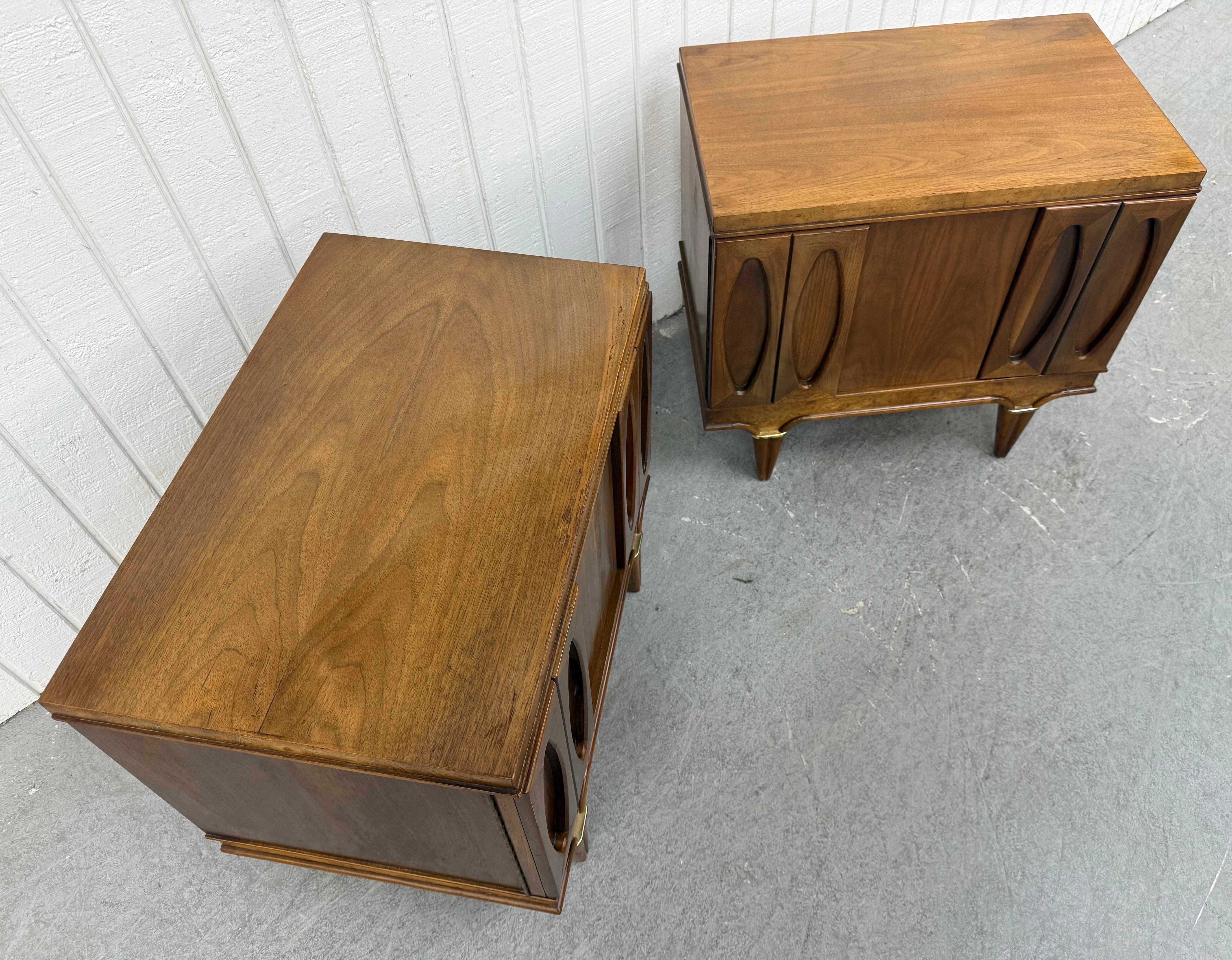 20th Century Mid-Century Modern American of Martinsville Walnut Nightstands - Set of 2 For Sale