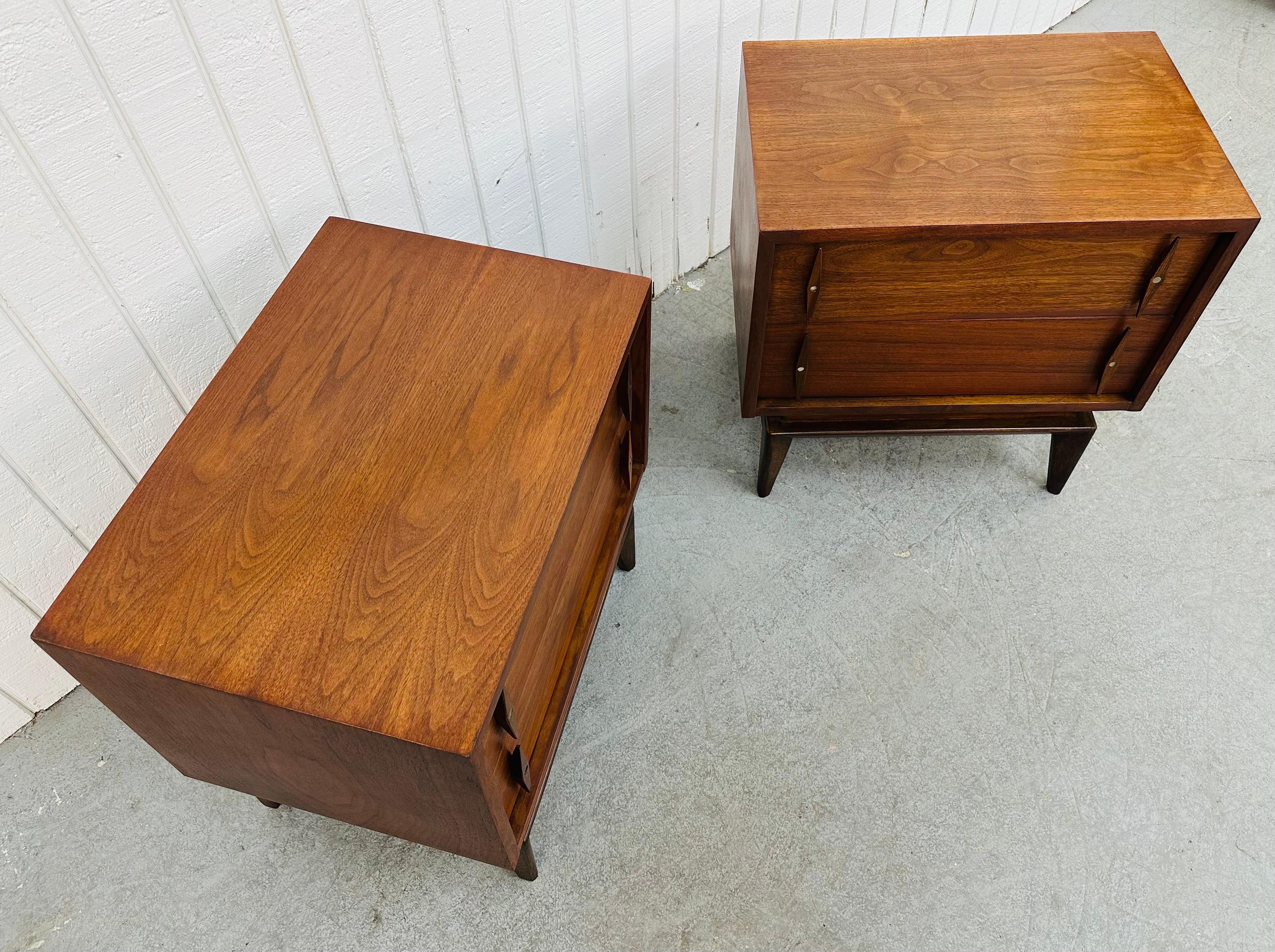 Wood Mid-Century Modern American of Martinsville Walnut Nightstands - Set of 2 For Sale