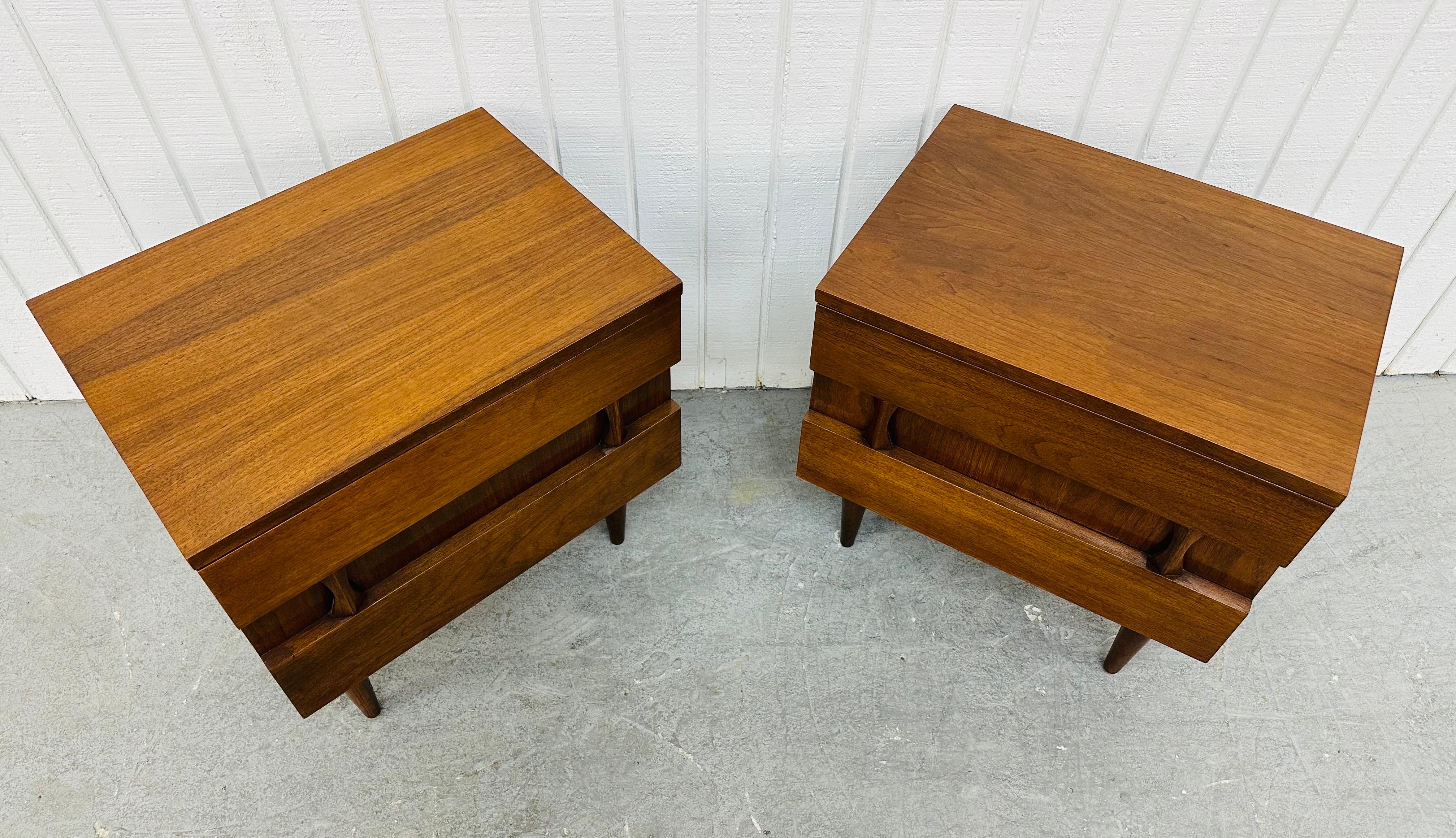 Wood Mid-Century Modern American of Martinsville Walnut Nightstands - Set of 2 For Sale
