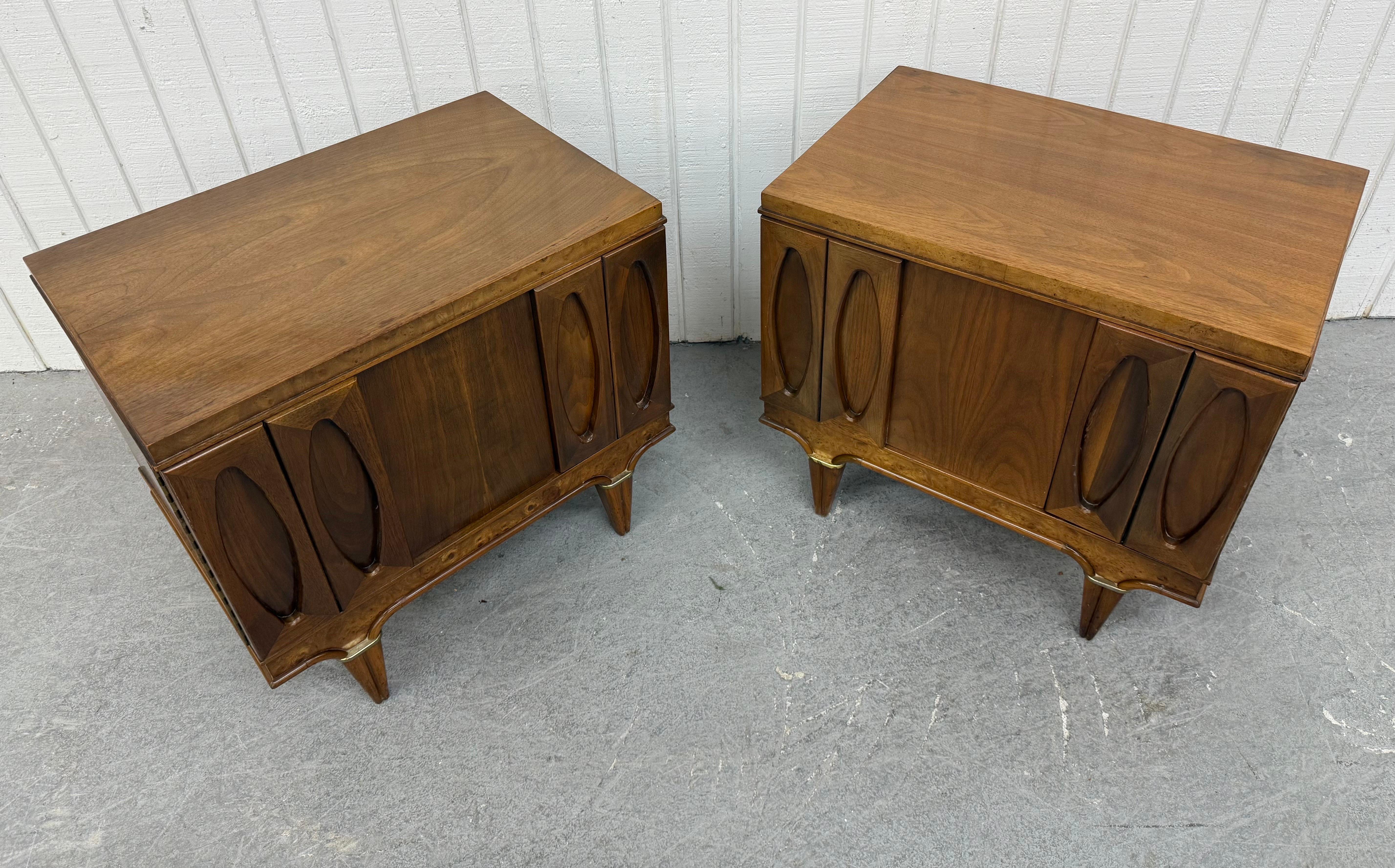 Wood Mid-Century Modern American of Martinsville Walnut Nightstands - Set of 2 For Sale