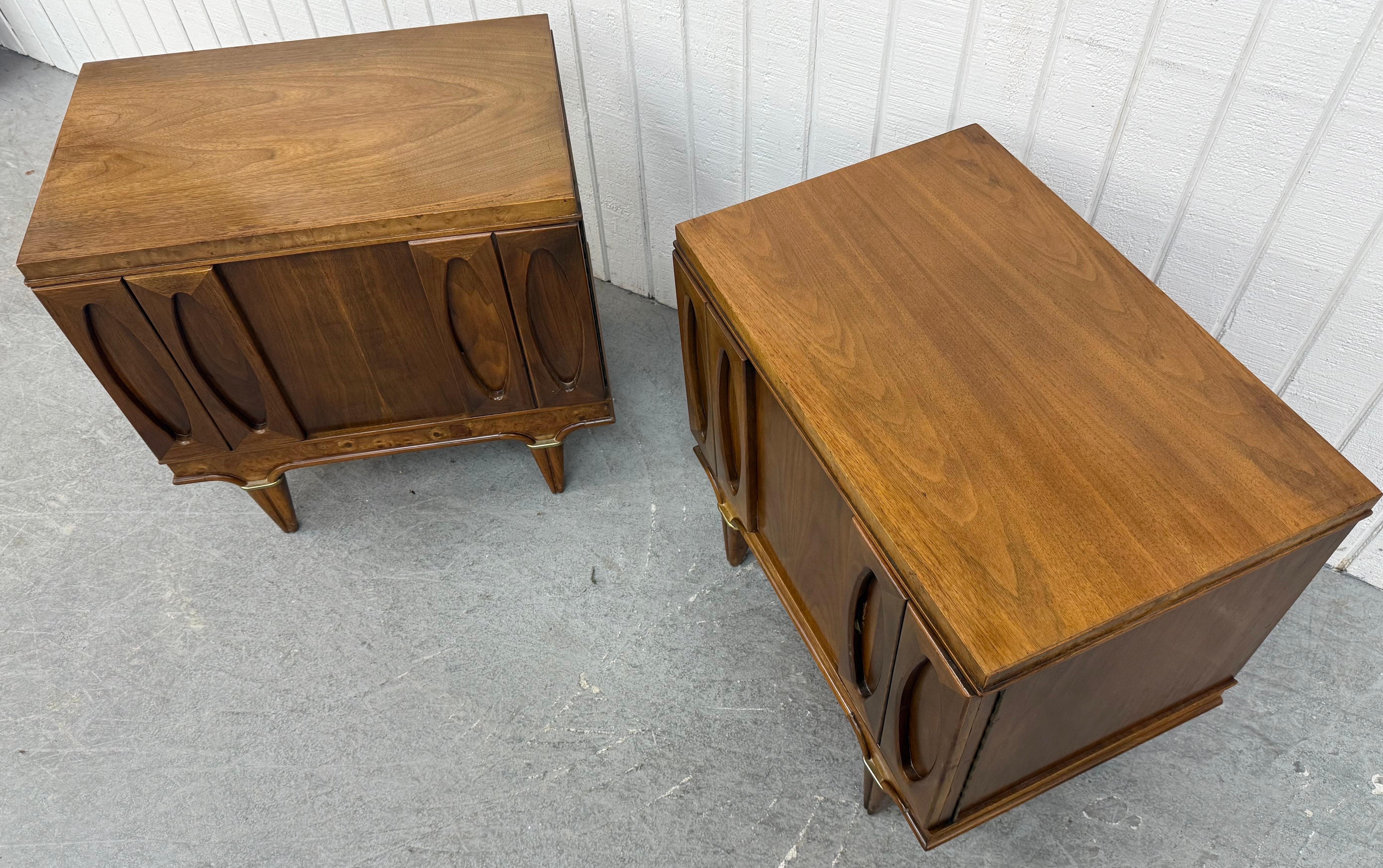 Mid-Century Modern American of Martinsville Walnut Nightstands - Set of 2 For Sale 1