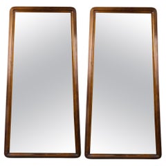 Moderner American of Martinsville Wandspiegel aus Nussbaumholz, Mitte des Jahrhunderts, ein Paar