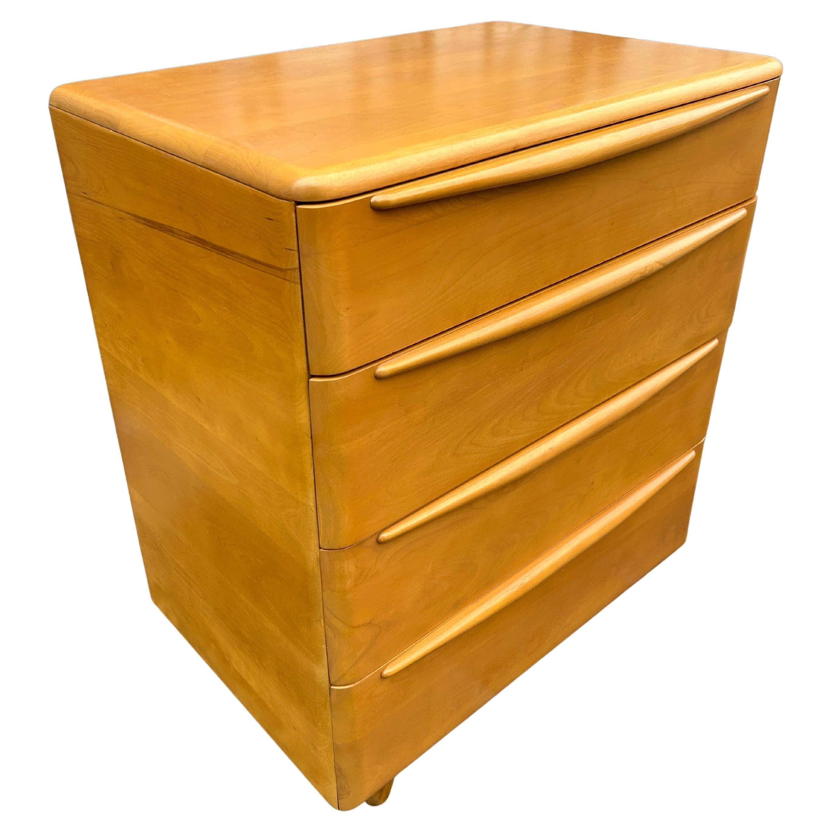 Mid-Century moderno Comò basso a 4 cassetti in acero massiccio americano scolpito del metà del secolo scorso in vendita