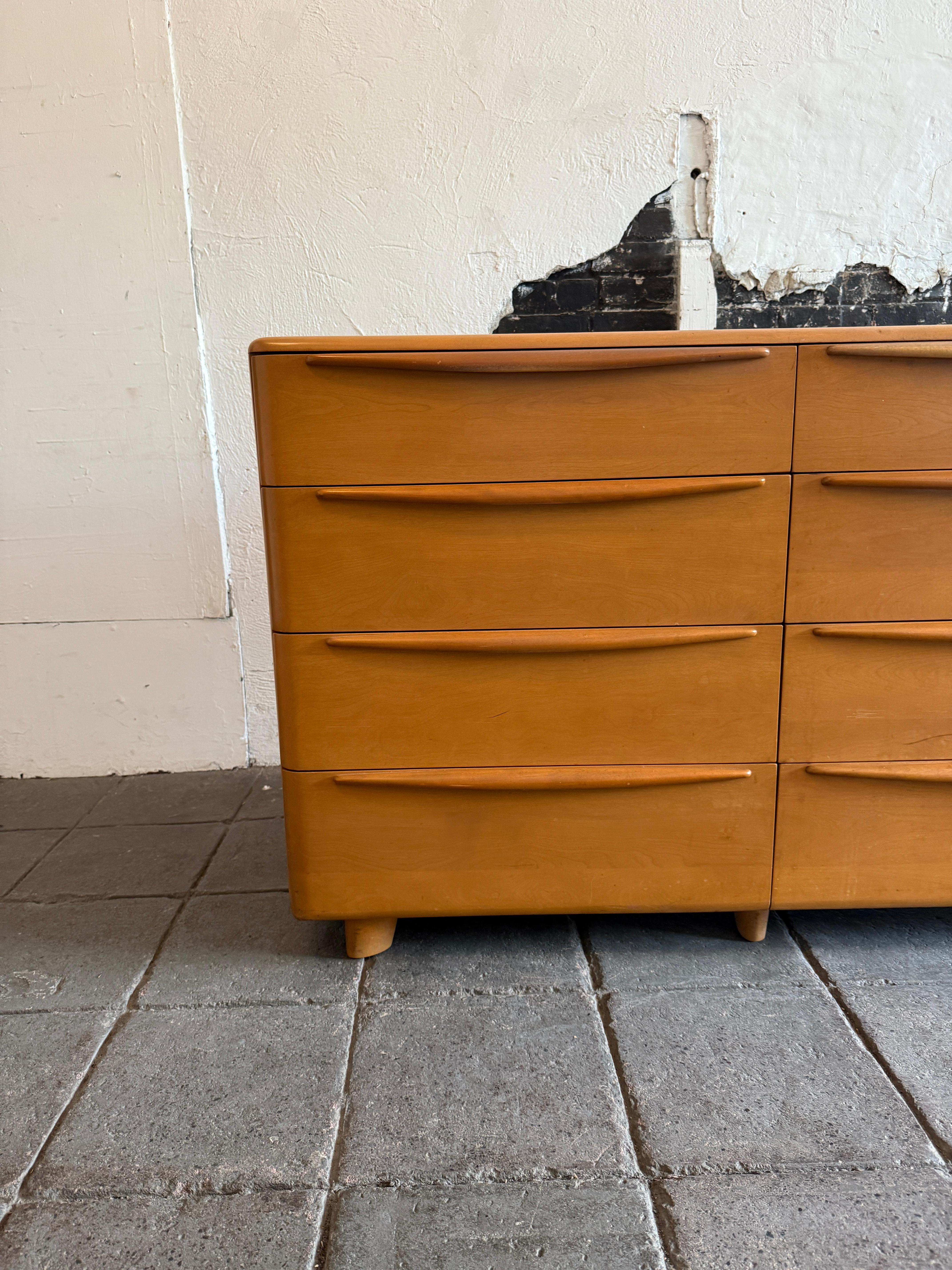 Mid-Century Modern American Sculpted Low 8 Drawer Dresser Solid Maple In Good Condition For Sale In Brooklyn, NY