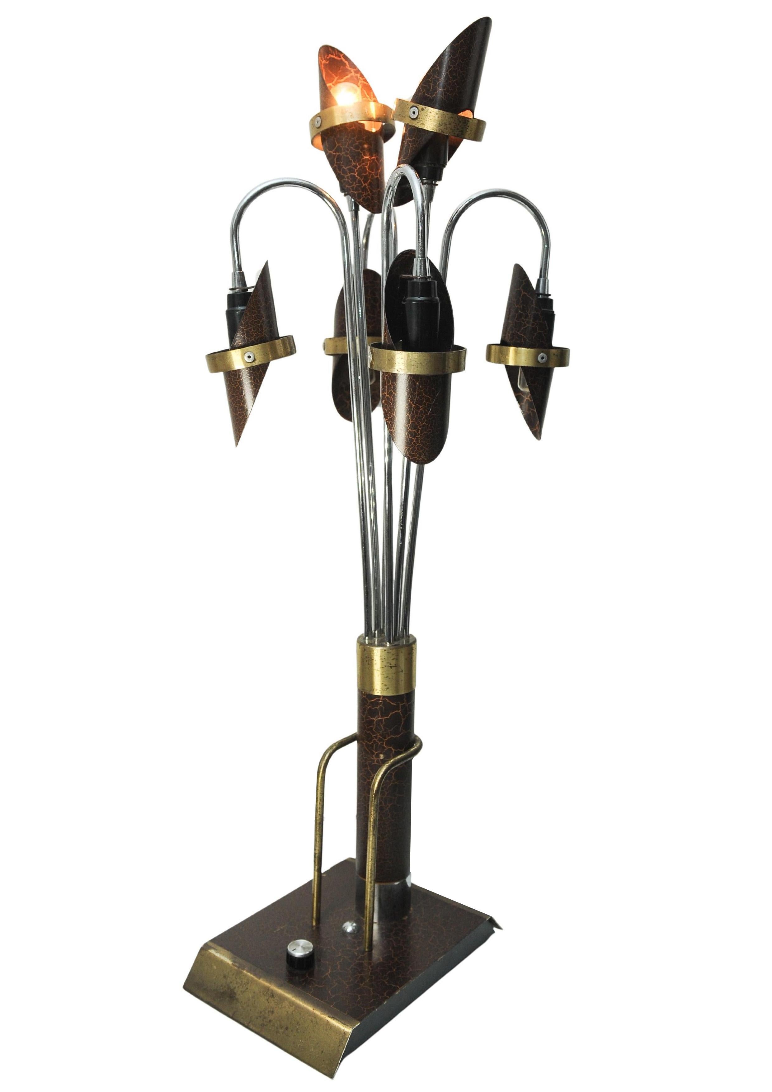 The Moderns Modern Americain Six Branch Chrome & Brass Sculptural Table Lampes de table en vente 3
