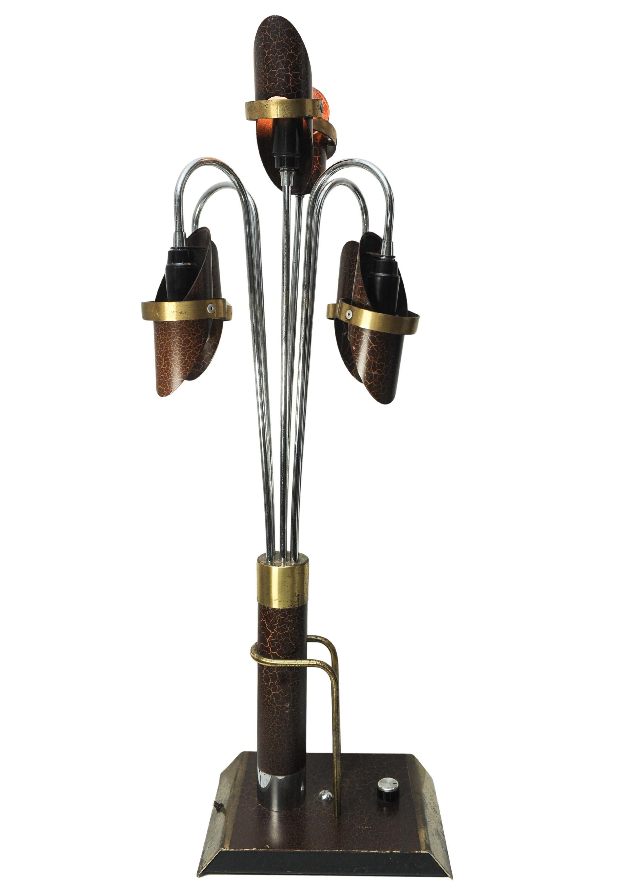 Lampe de table sculpturale à six branches en chrome et laiton, américaine, moderne du milieu du siècle dernier, années 1950 

Branches chromées, terminées par six abat-jour en métal patiné sur une base rectangulaire.

Lampe de table
