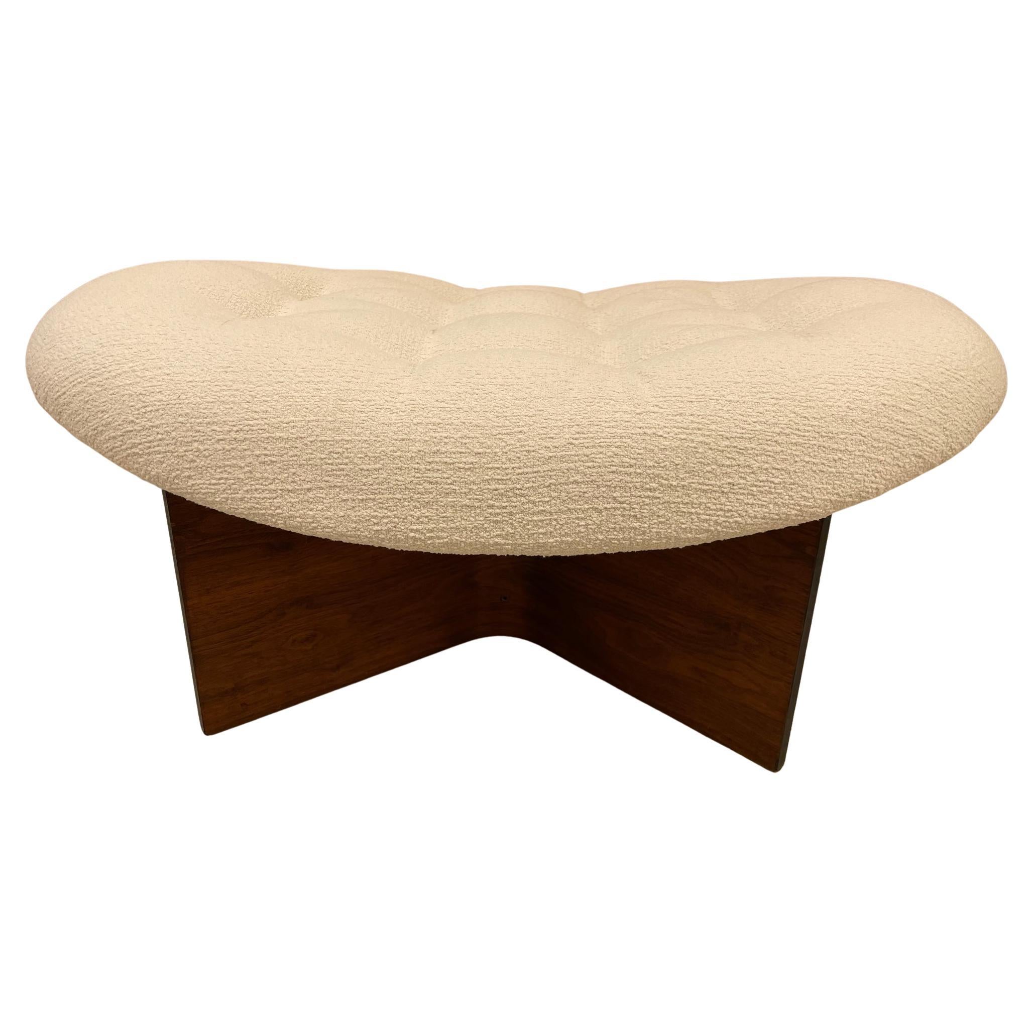 Mid-Century Modern, Fußhocker, weißer Boucle, Nussbaum, Vereinigte Staaten, 1960er Jahre