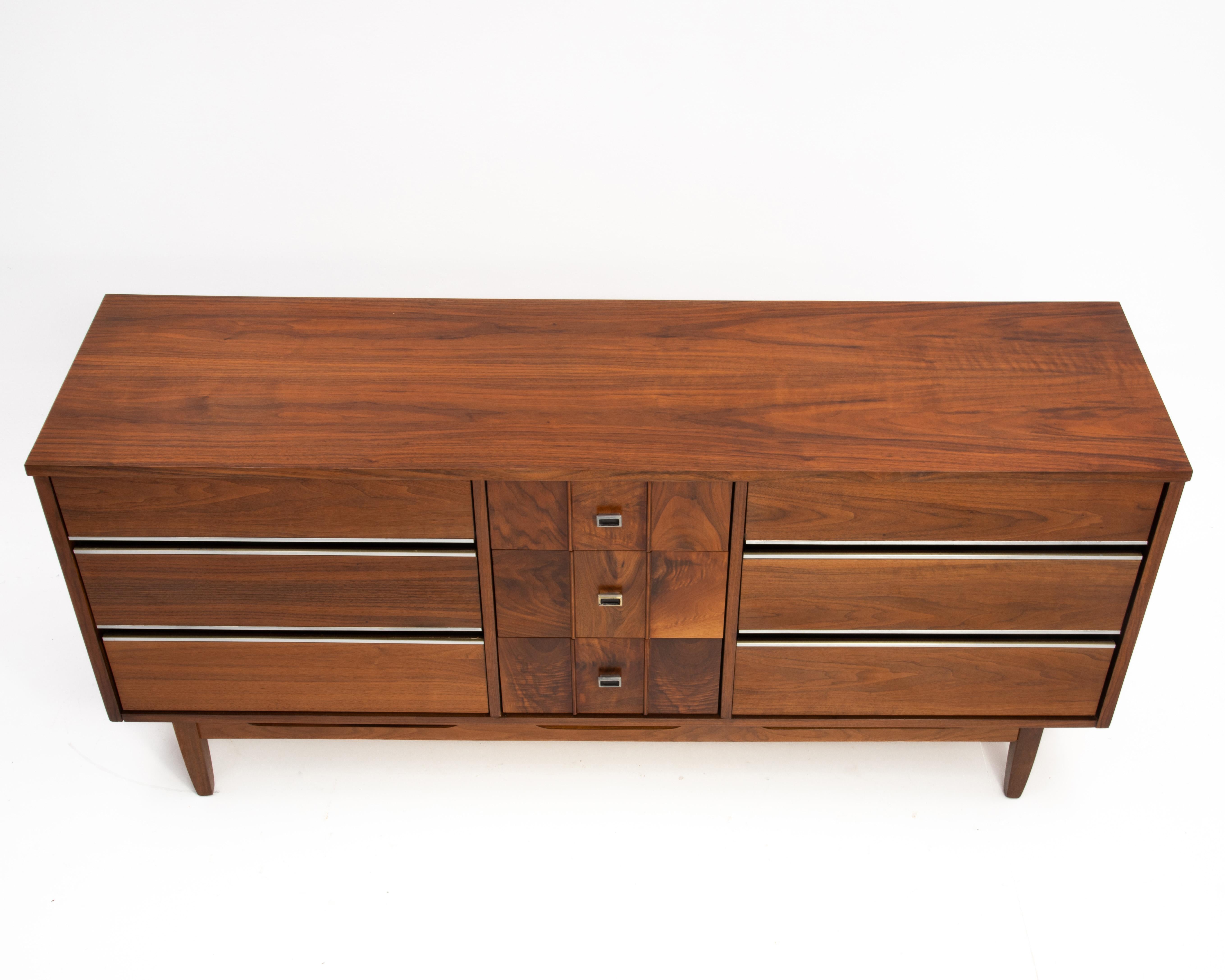 Mid Century Modern American Walnut 9 Drawer Low Dresser Unmarked In Good Condition In Forest Grove, PA