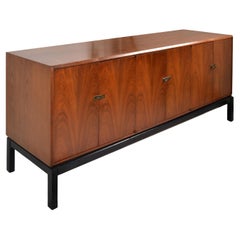 Aparador Credenza Moderna de Mediados de Siglo en Nogal Americano Estilo Probber Tiradores de Latón