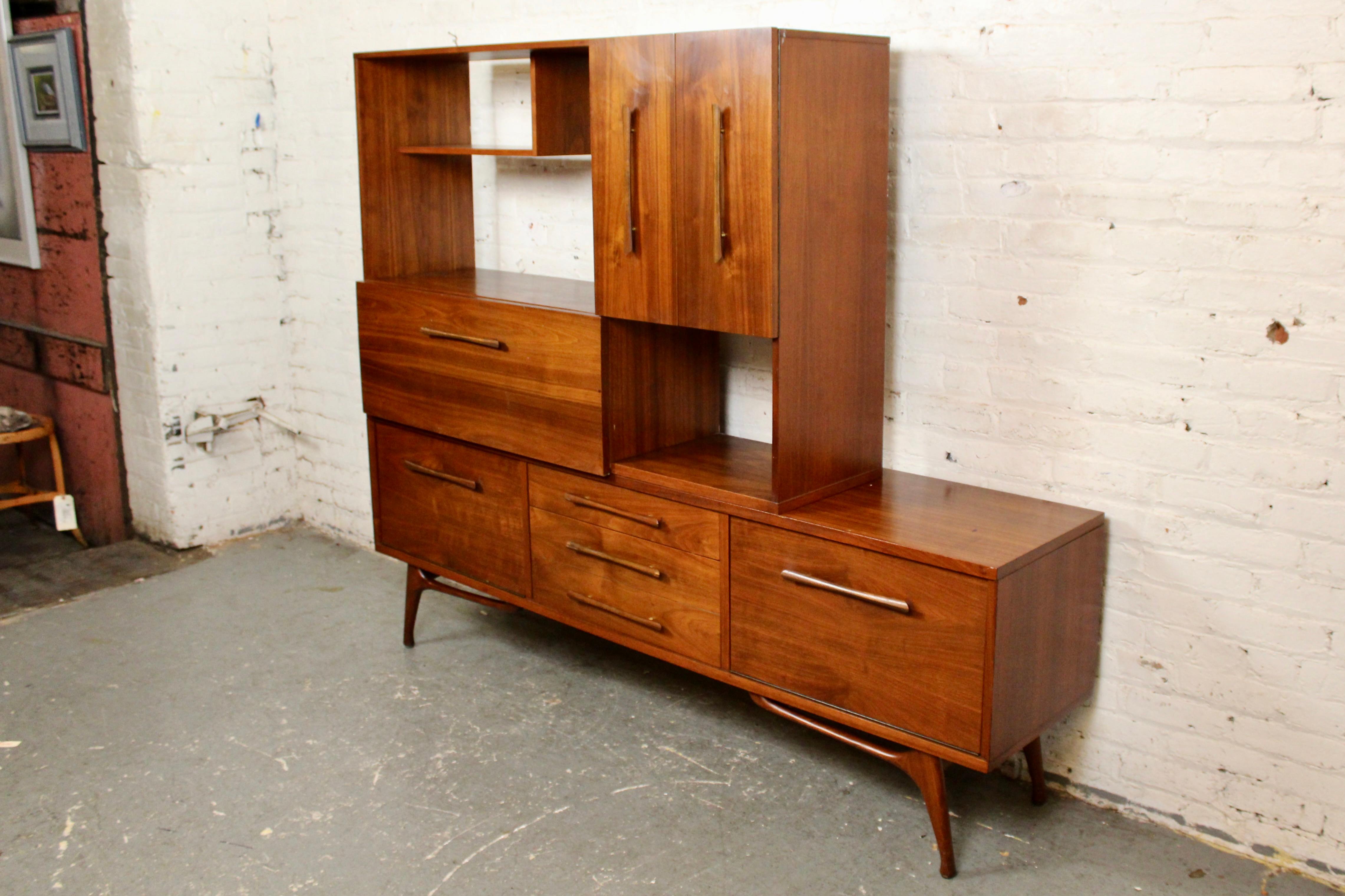 Rendi la tua casa l'anima della festa con questo eccezionale mobile bar vintage! Costruita in noce con una bella venatura, questa credenza modulare in due pezzi presenta una credenza inferiore di 72