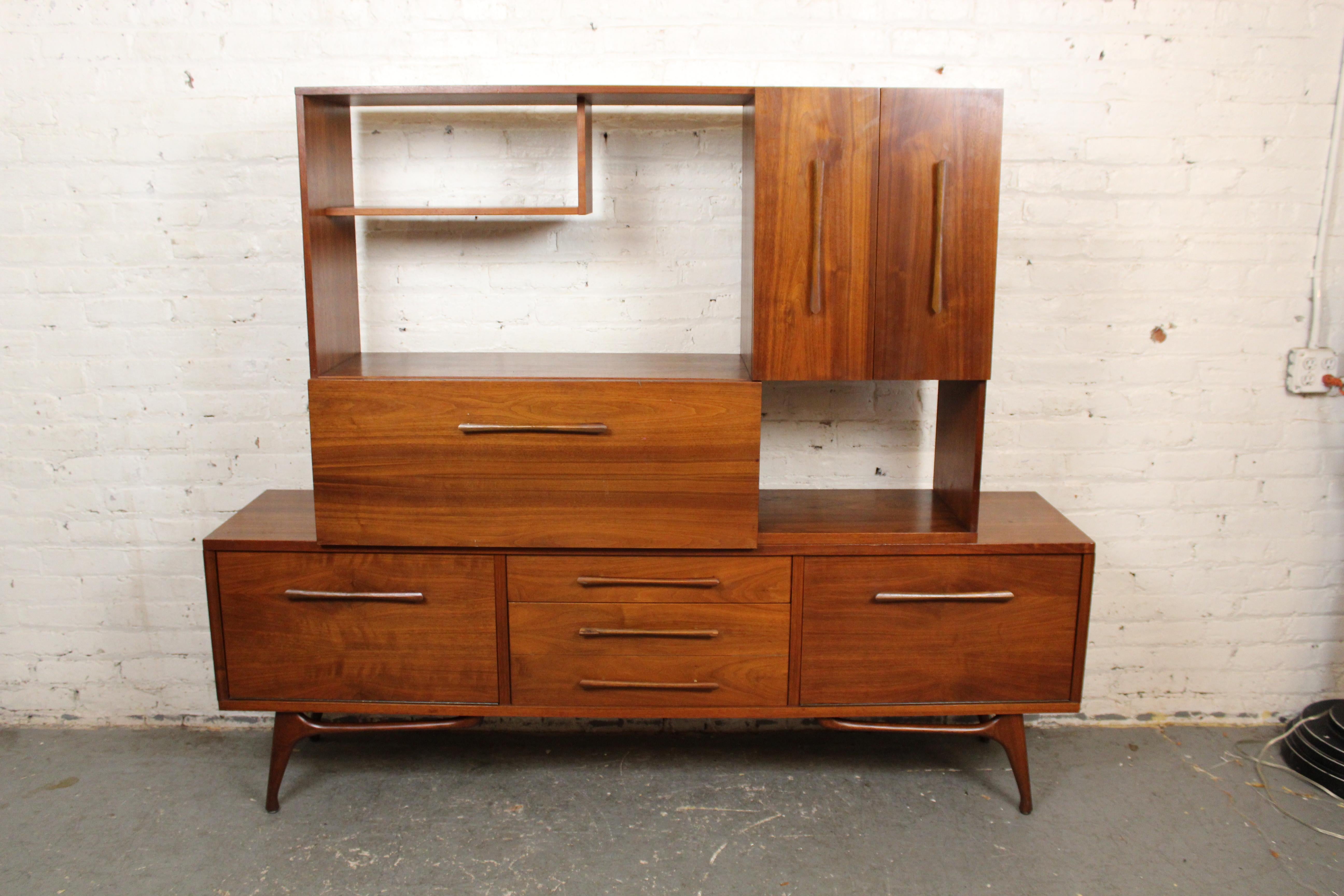 Mid-Century moderno Unità bar modulare in noce americano della modernità di metà secolo in vendita