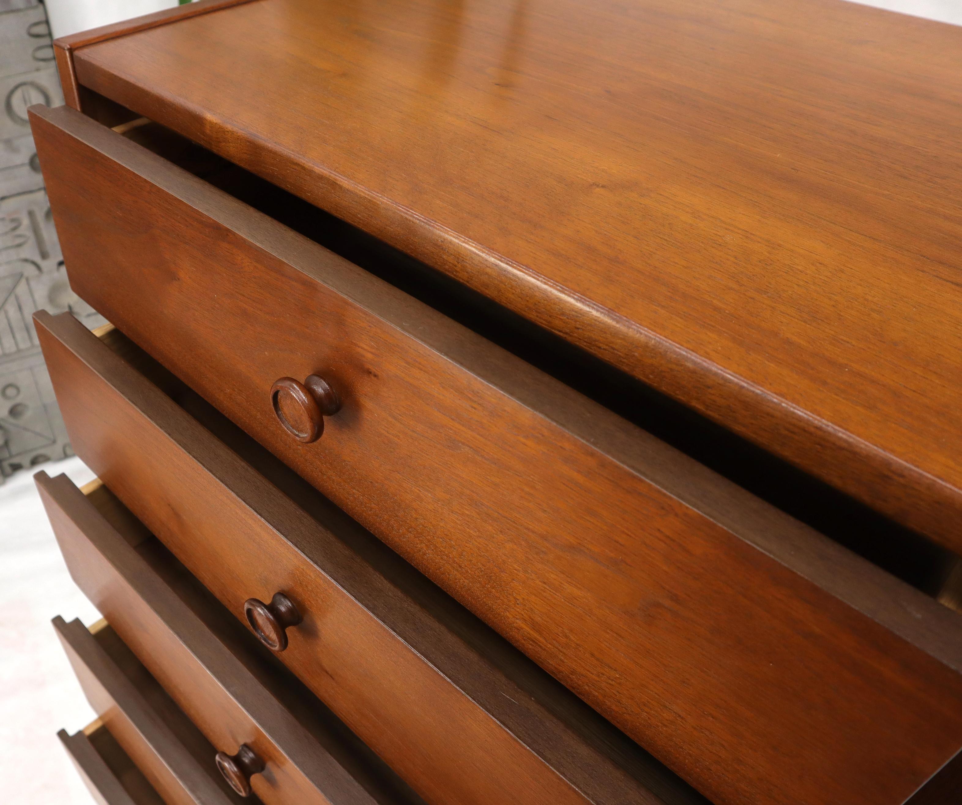 Mid-Century Modern amerikanische hohe schlanke Dessous-Kommode aus Nussbaumholz im Angebot 3