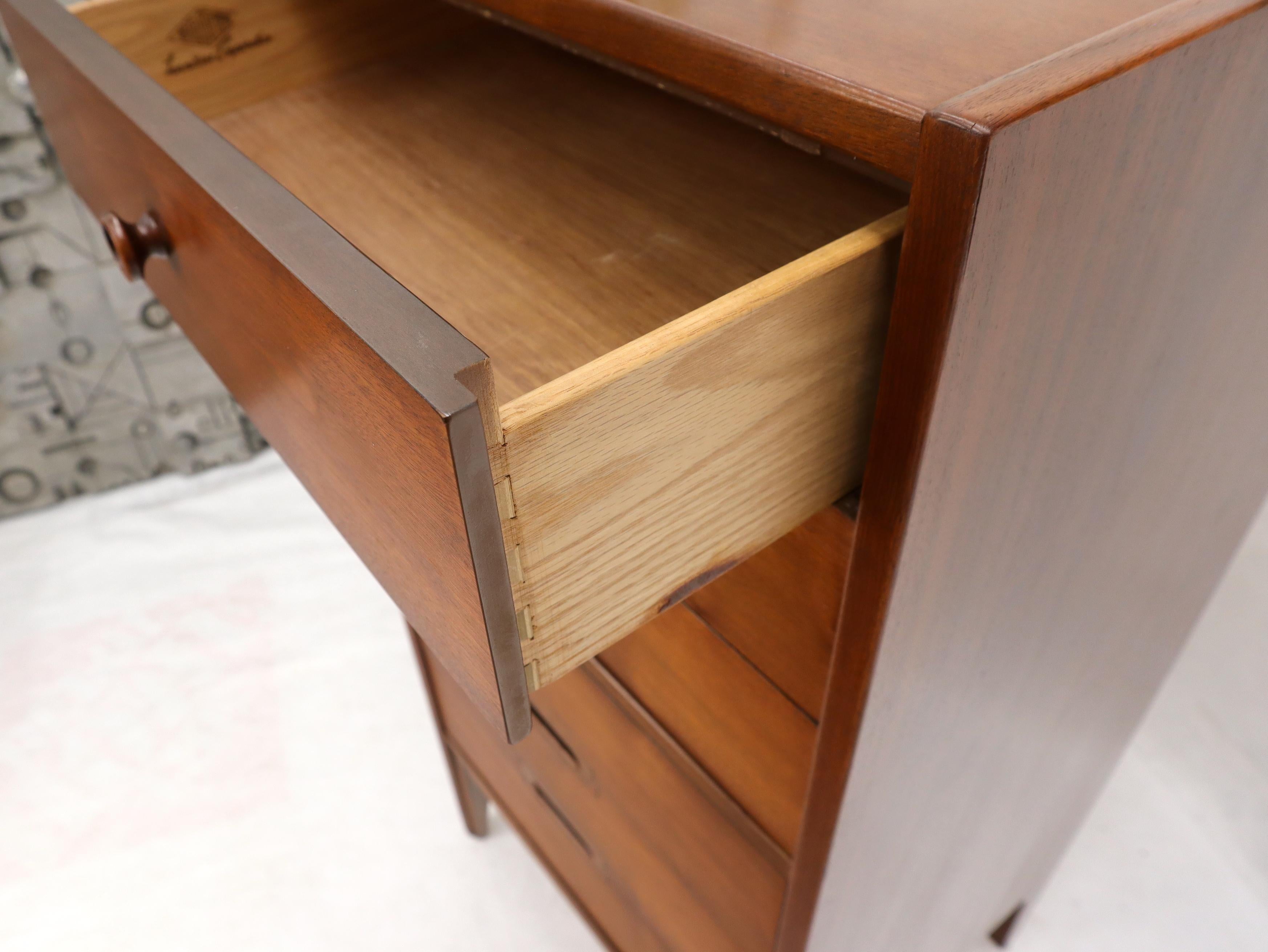 Mid-Century Modern amerikanische hohe schlanke Dessous-Kommode aus Nussbaumholz im Angebot 4