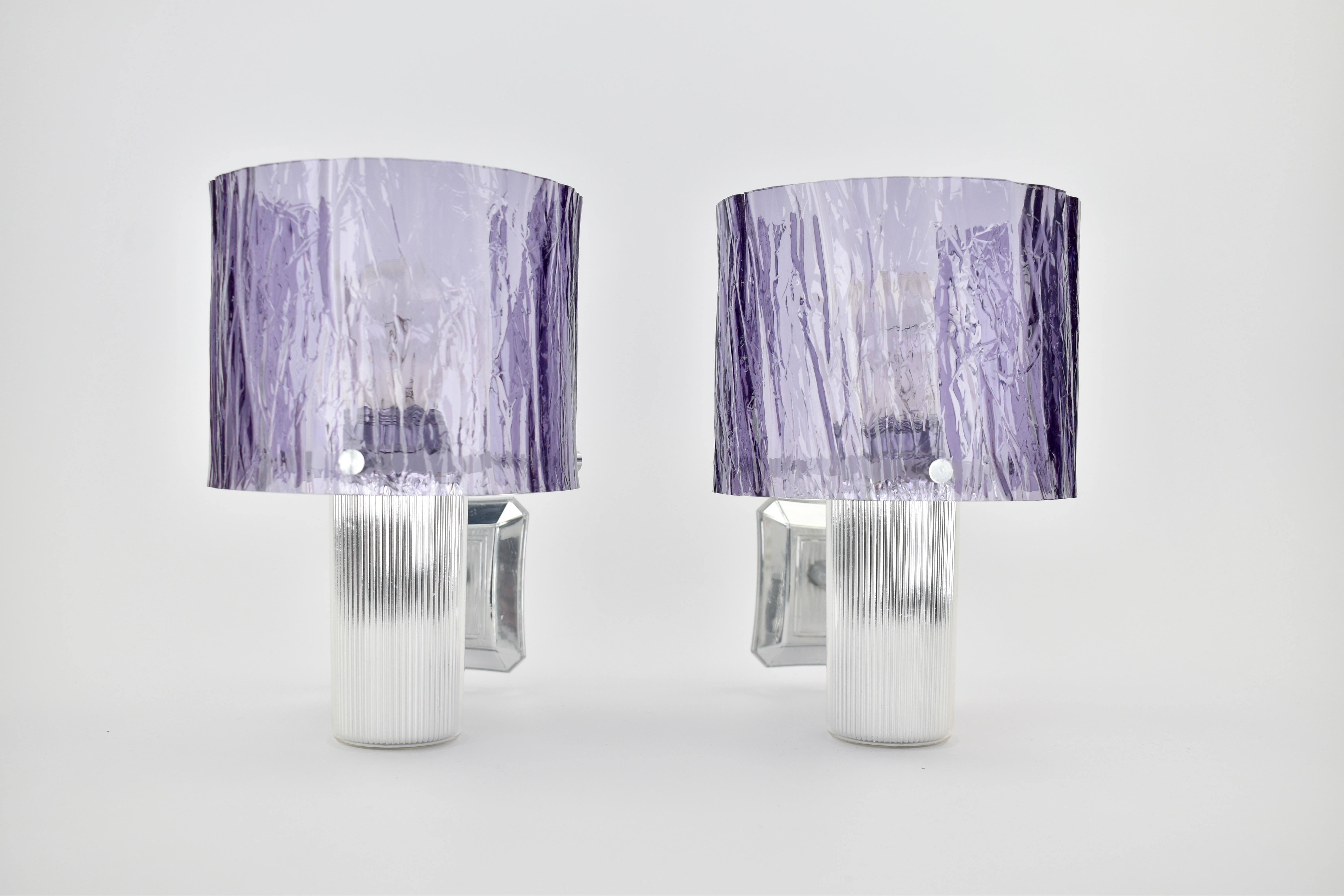 Splendido set di lampade da parete color ametista. Caratterizzate da scintillanti supporti in plastica cromata e da un 