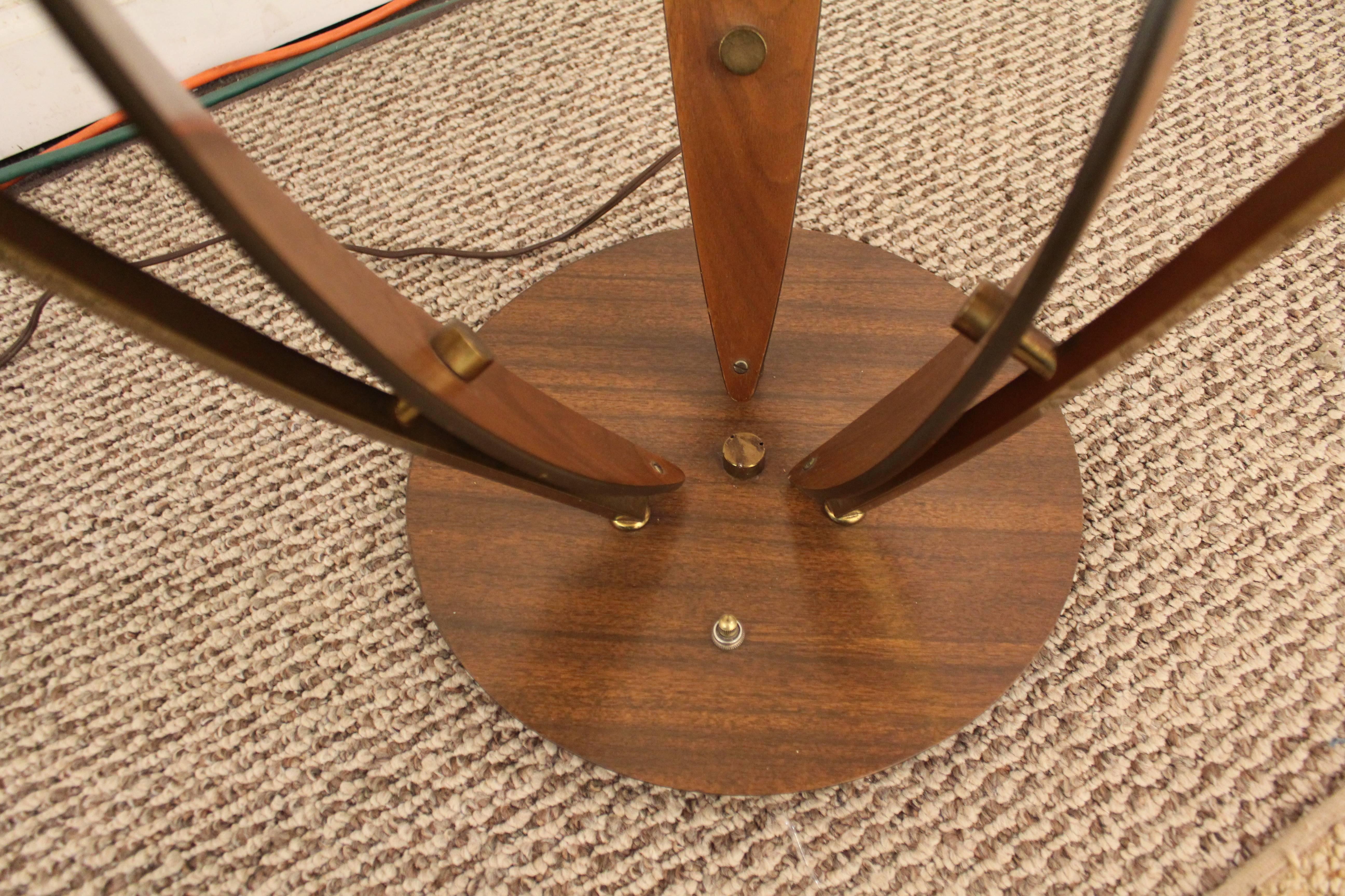 Mid-Century Modern Amorphous Three-Way Walnut and Brass Spaghetti Table Lamp 4