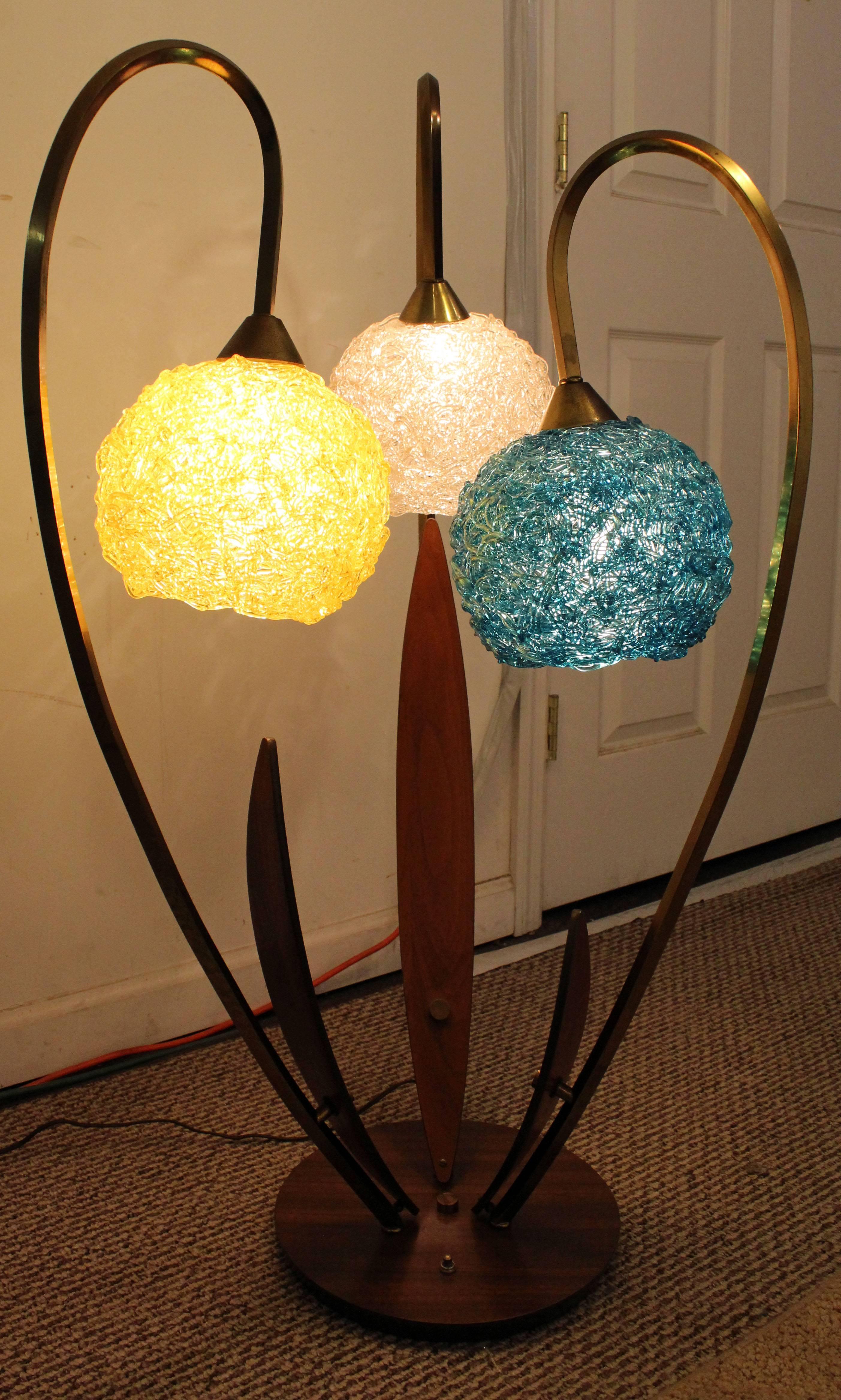 Mid-Century Modern Amorphous Three-Way Walnut and Brass Spaghetti Table Lamp In Excellent Condition In Wilmington, DE