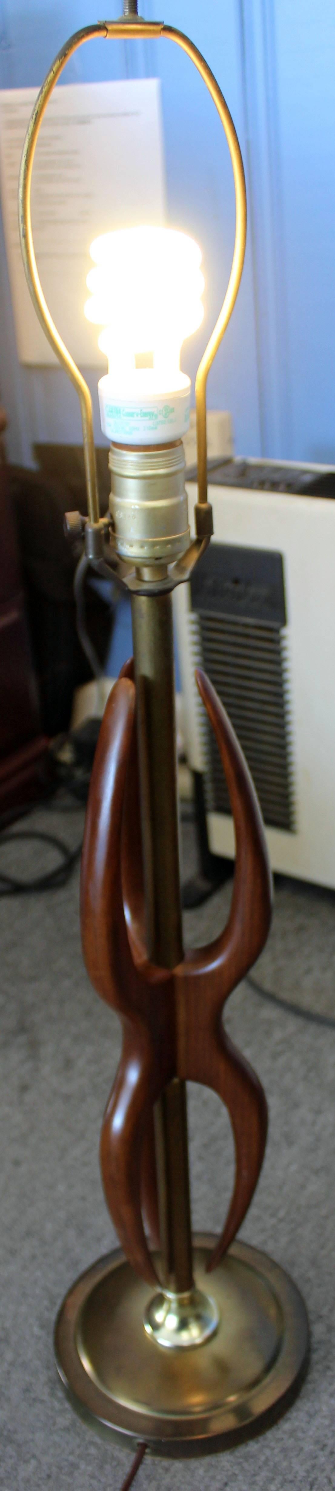 Mid-Century Modern Amorphous Walnut and Brass Table Lamp In Excellent Condition In Wilmington, DE