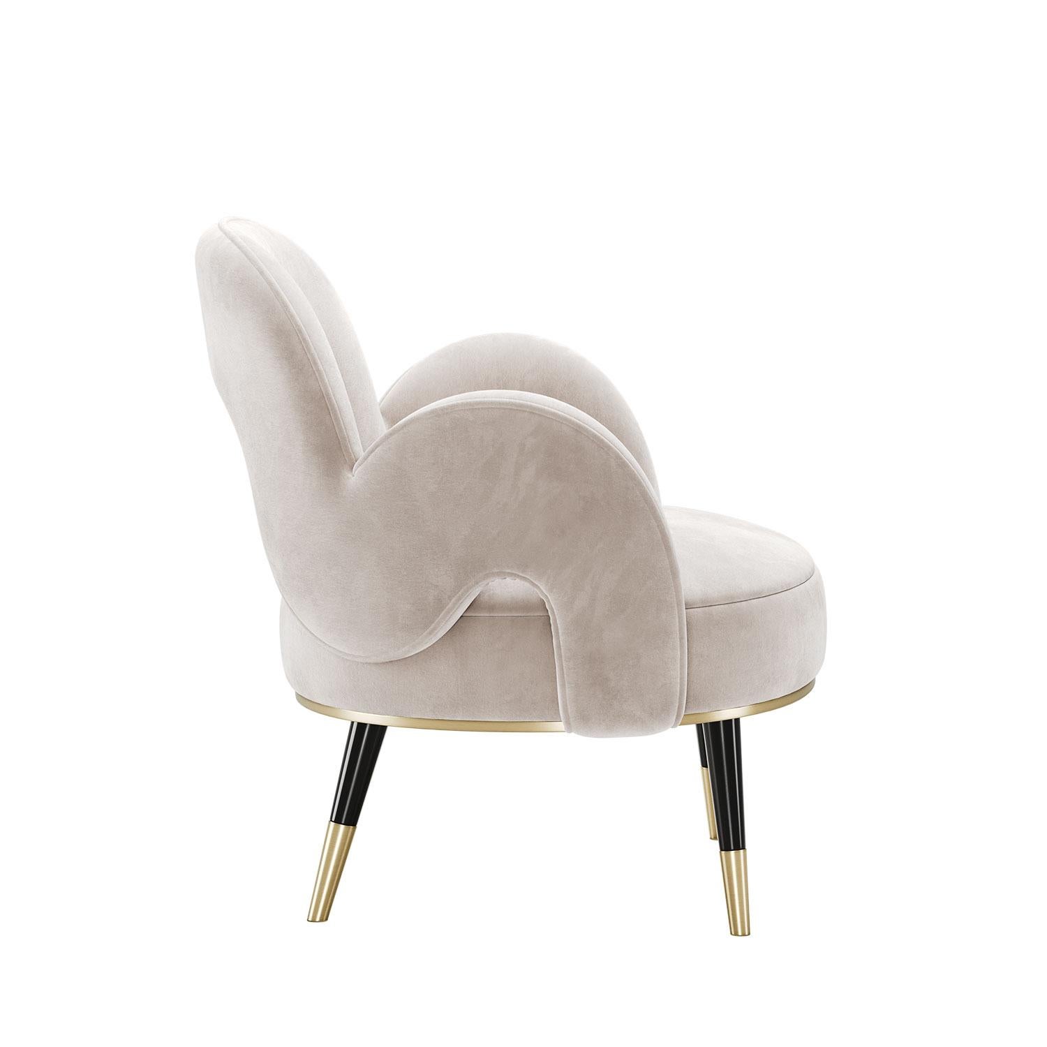 Avec sa silhouette gracieusement incurvée et son design réfléchi, le fauteuil Amuse est ancré dans l'esprit de l'élégance du milieu du siècle. Son dossier et ses accoudoirs sculpturaux rappellent une époque où le design n'était pas seulement