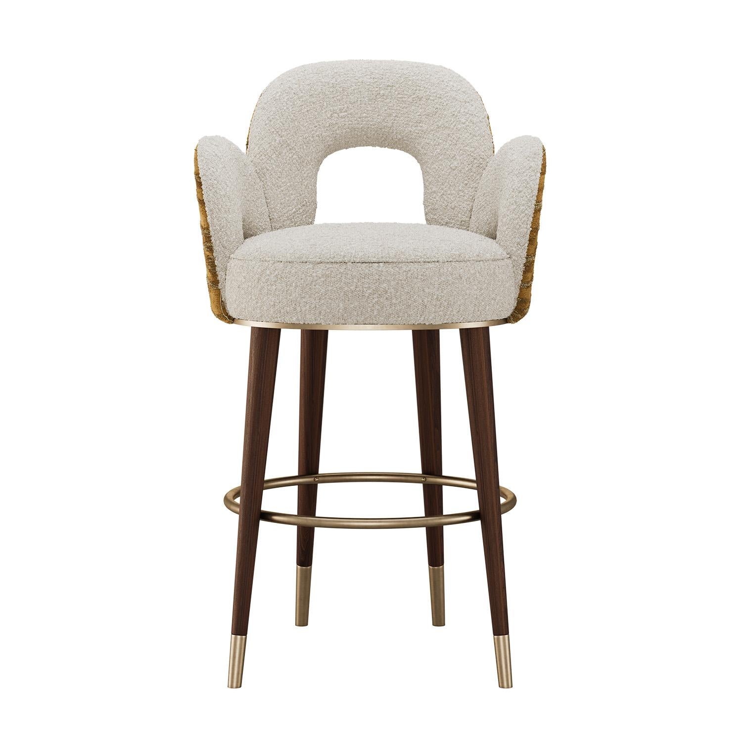 Con la sua silhouette graziosamente curva e il suo design accurato, lo sgabello da bar Amuse è radicato nello spirito dell'eleganza di metà secolo. Lo schienale e i braccioli scultorei ricordano un'epoca in cui il design non era solo funzionale, ma