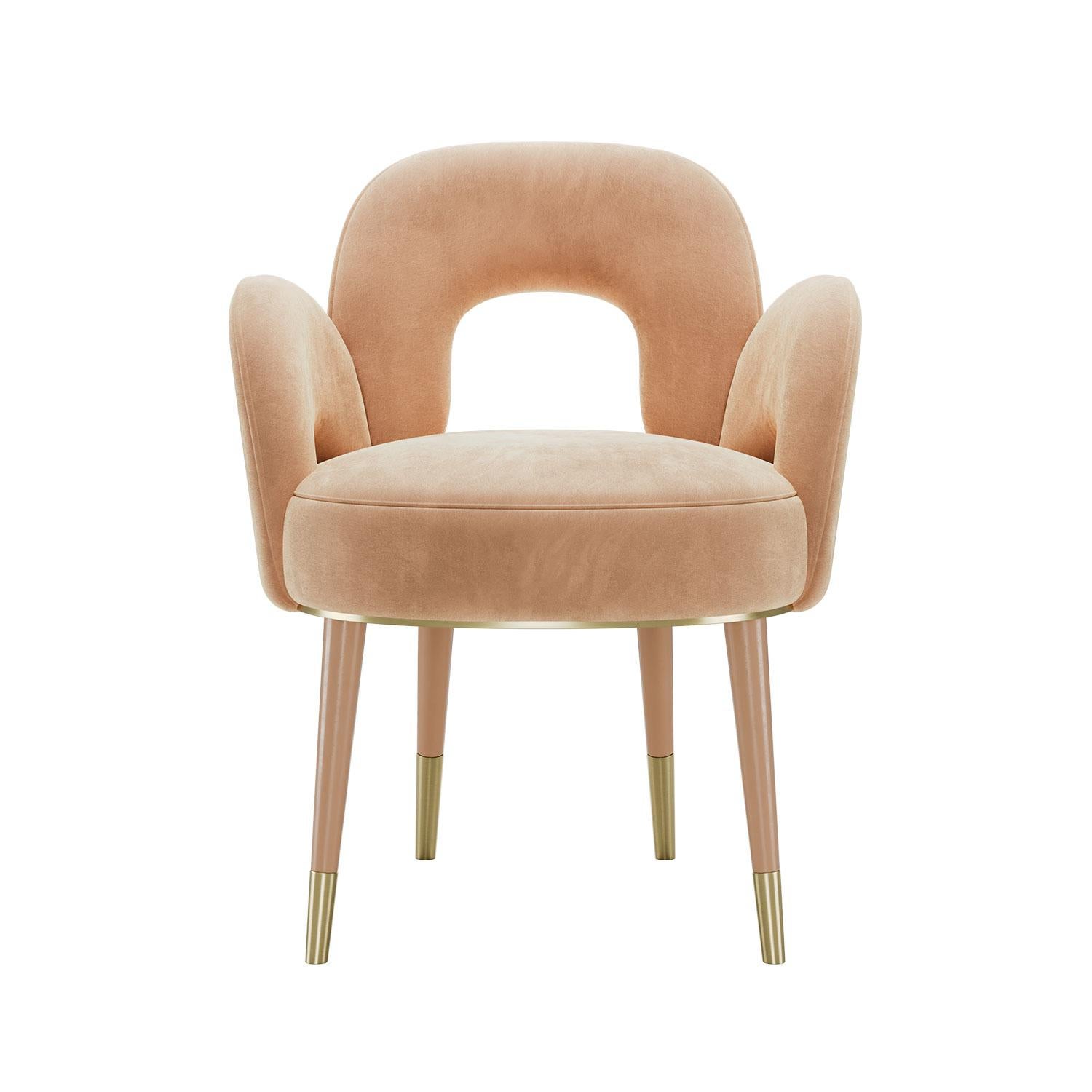 Mit seiner anmutig geschwungenen Silhouette und seinem durchdachten Design ist der Amuse Chair im Geist der Eleganz der Jahrhundertmitte verwurzelt. Die skulpturale Rückenlehne und die Armlehnen erinnern an eine Ära, in der Design nicht nur