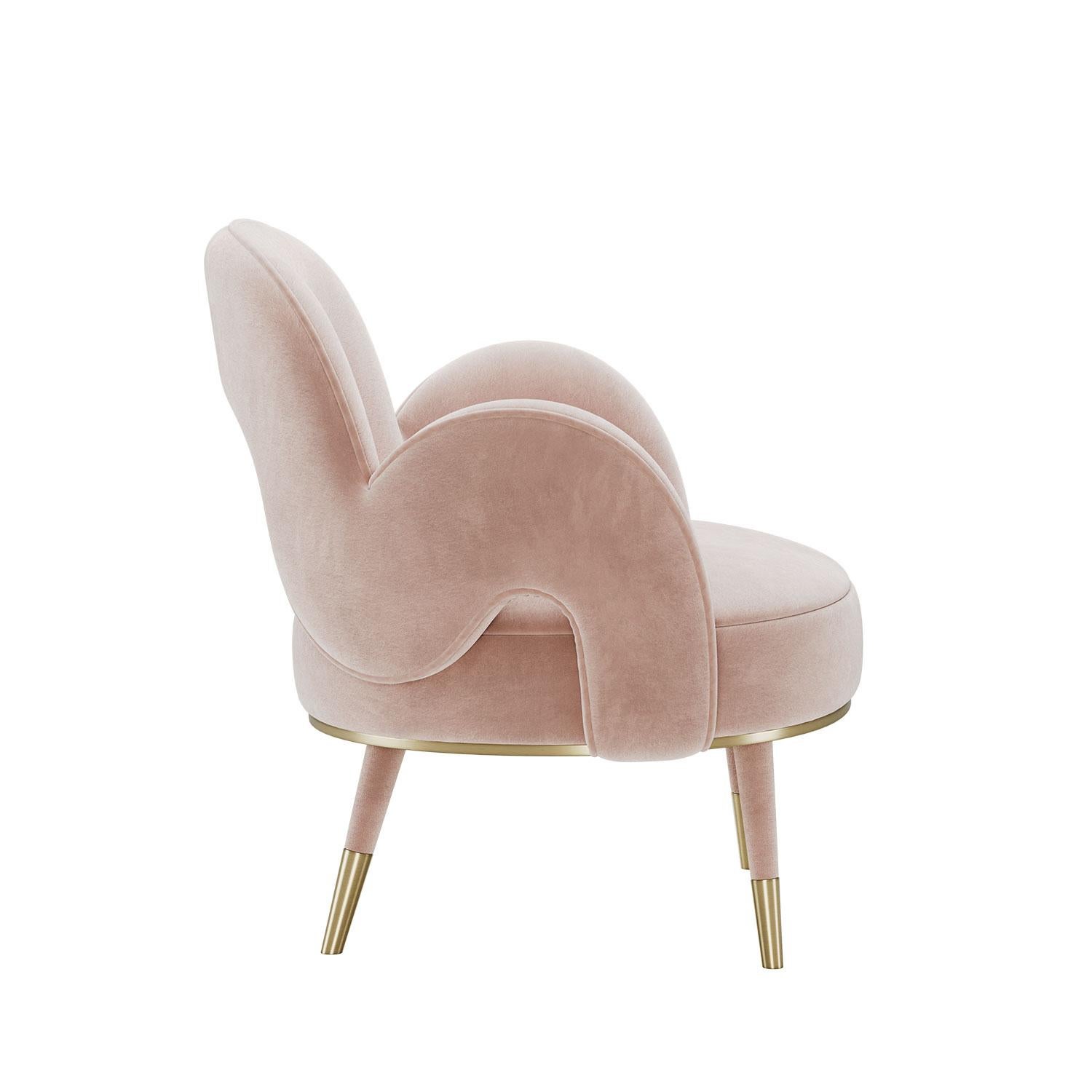 Con su silueta graciosamente curvada y su cuidado diseño, el Sillón Amuse hunde sus raíces en el espíritu de la elegancia de mediados de siglo. Su escultural respaldo y reposabrazos recuerdan una época en la que el diseño no era sólo funcional, sino