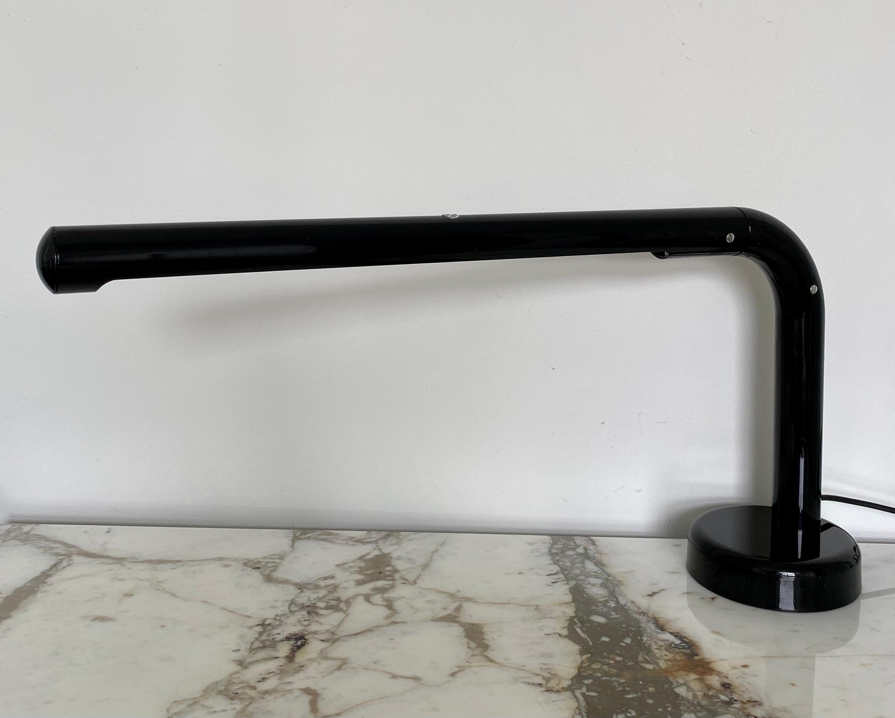Lampada da tavolo tubolare Mid Century Modern progettata dal designer svedese Anders Pehrson per Ateljé Lyktan negli anni '70 circa.  Questa lampada da tavolo lineare ed estremamente funzionale presenta un elegante paralume tubolare che si articola
