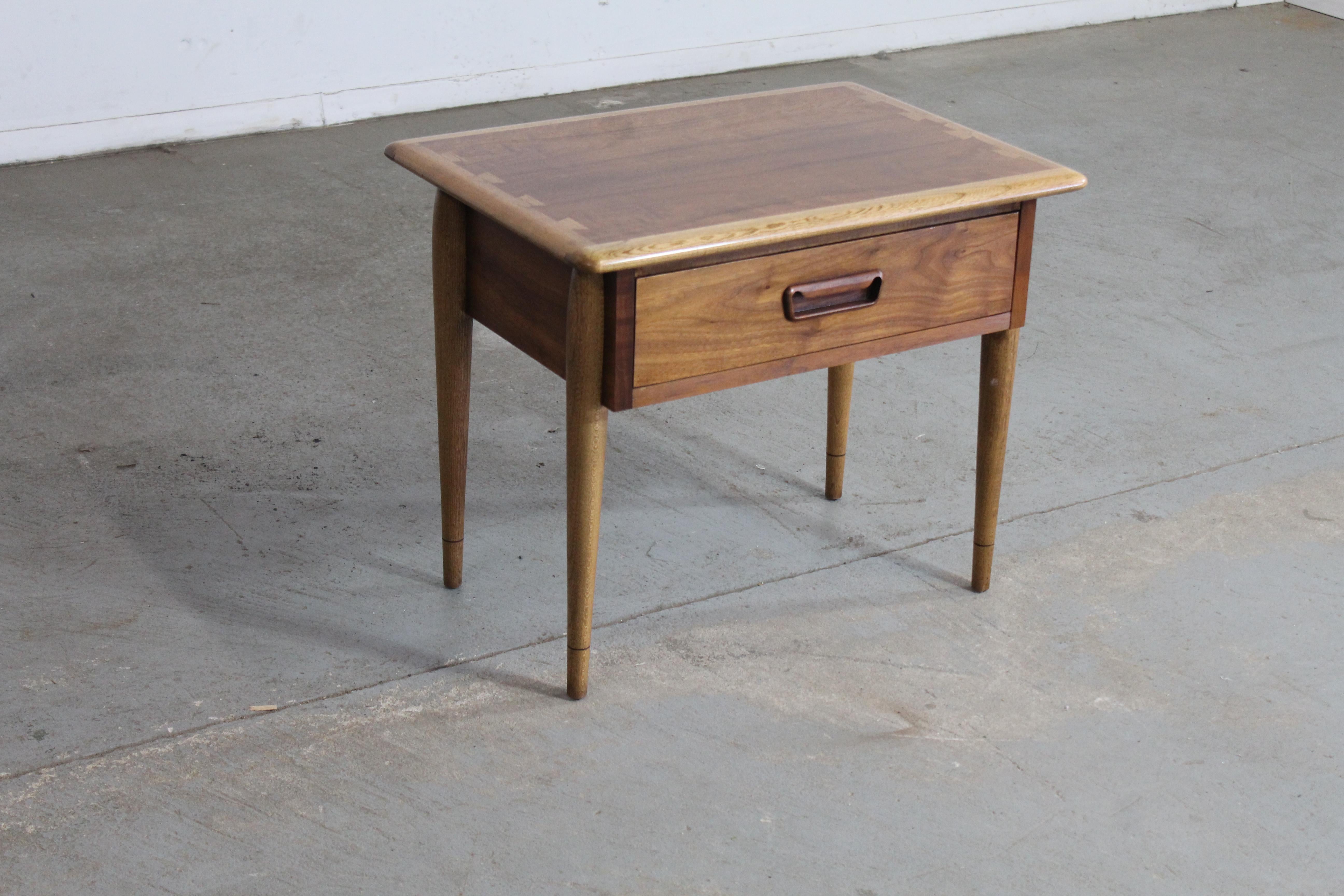 Mid-Century Modern Andre Bus Lane 'Acclaim' single drawer end table

Offered is a Mid-Century Modern end table from the Lane 'Acclaim' collection, designed by Andre Bus. They have the signature dovetailed design and tapered legs. This series