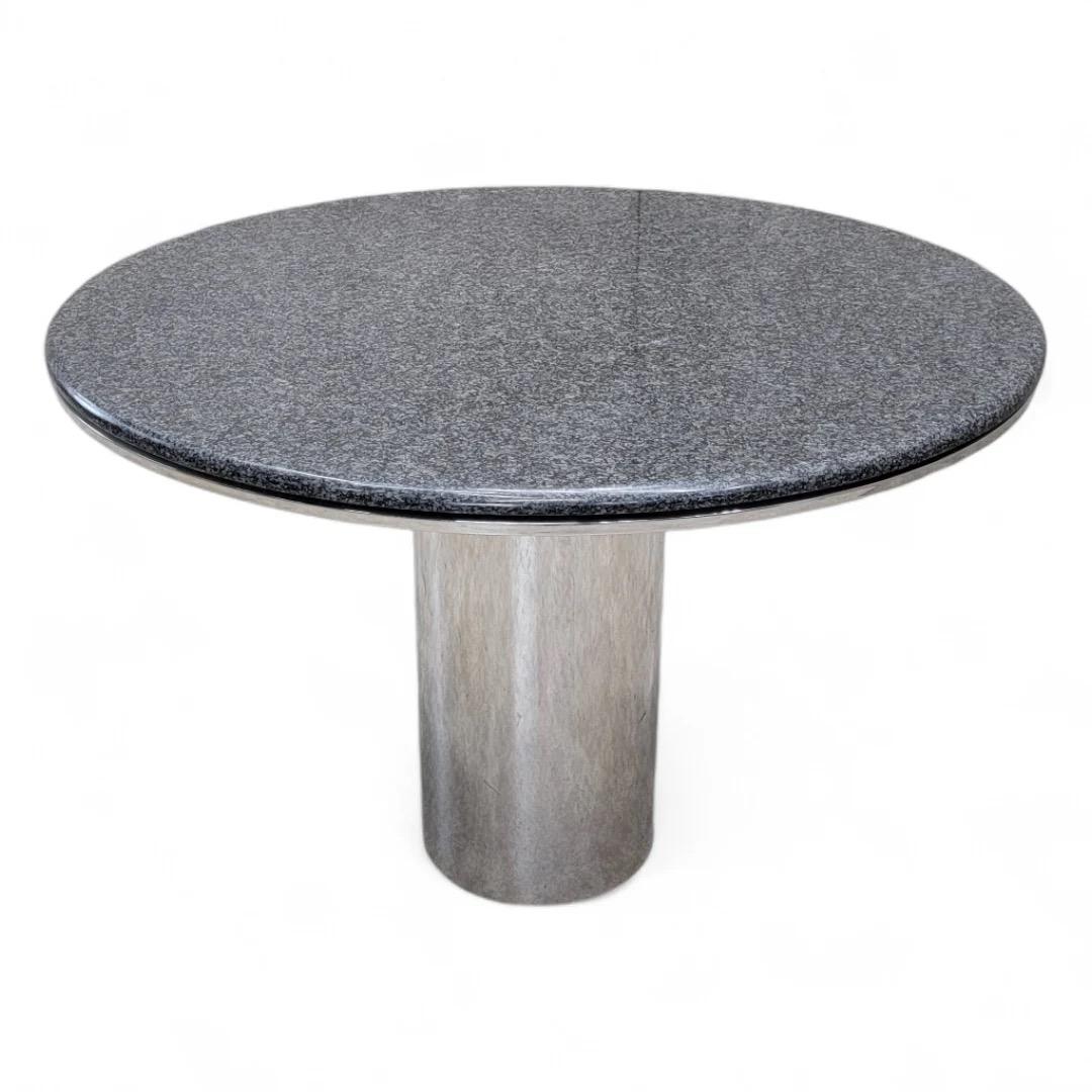 Tavolo moderno di metà secolo con piedistallo in acciaio inox e piano rotondo in granito italiano di Brueton

Il tavolo con piedistallo in acciaio inossidabile Mid Century Modern di Brueton è caratterizzato da un design sorprendente che combina
